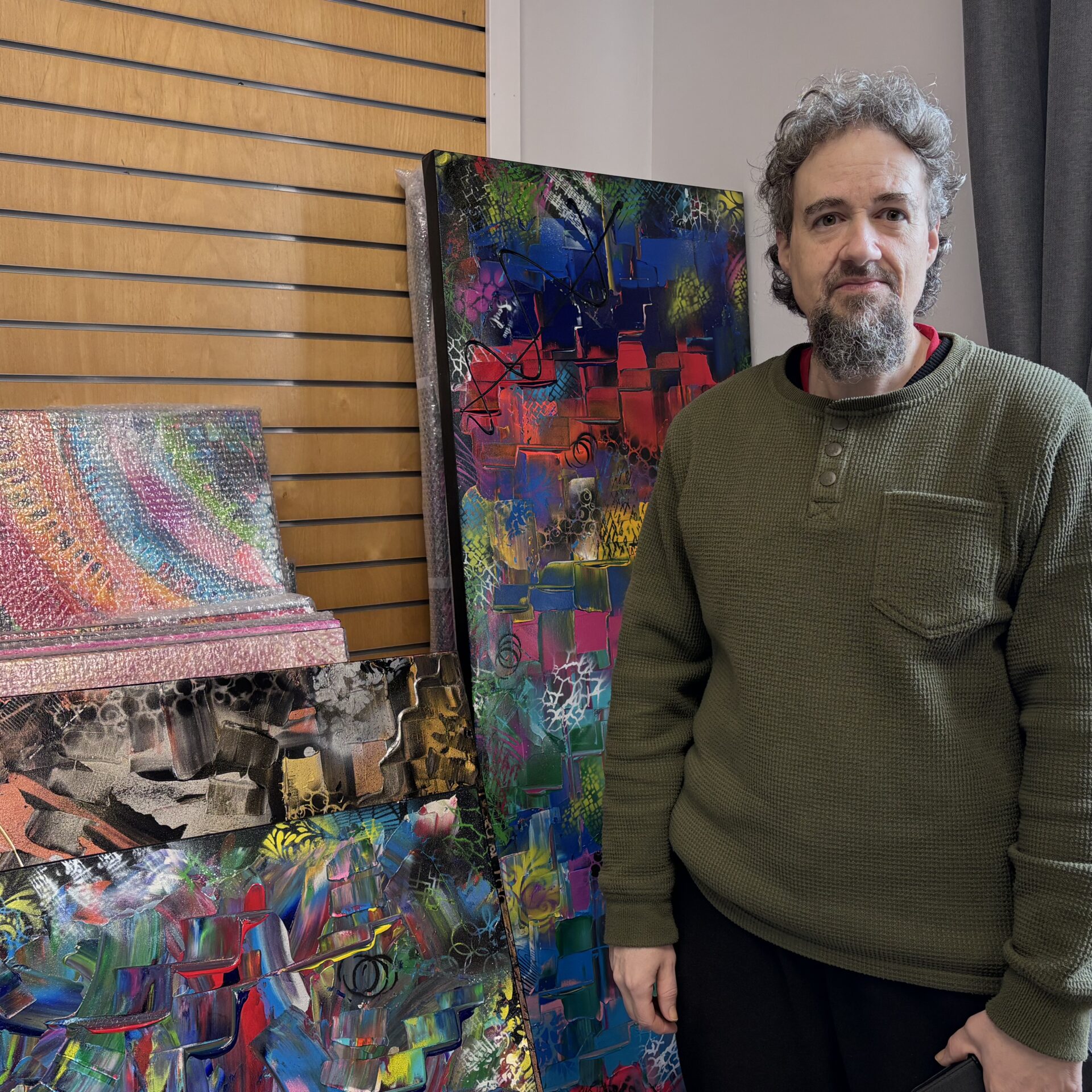 Les tableaux de Claude seront exposés au Carrefour des organismes de Lanaudière, à Joliette.(Photo Médialo – Élise Brouillette)
