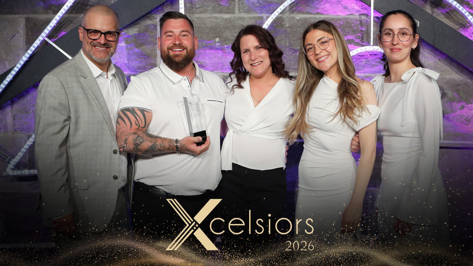 La Personnalité d’affaires de l’année 2025 est Le Bistro La Belle Excuse. Sur la photo, Pol Brisset, président de la Chambre de commerce du Grand Joliette ; Alexandre Morel, co-propriétaire ; Vanessa Beaudry, co-propriétaire ; Lauriane Lajoie, co-cheffe et Florence Blanchard, gérante. (Photo gracieuseté)