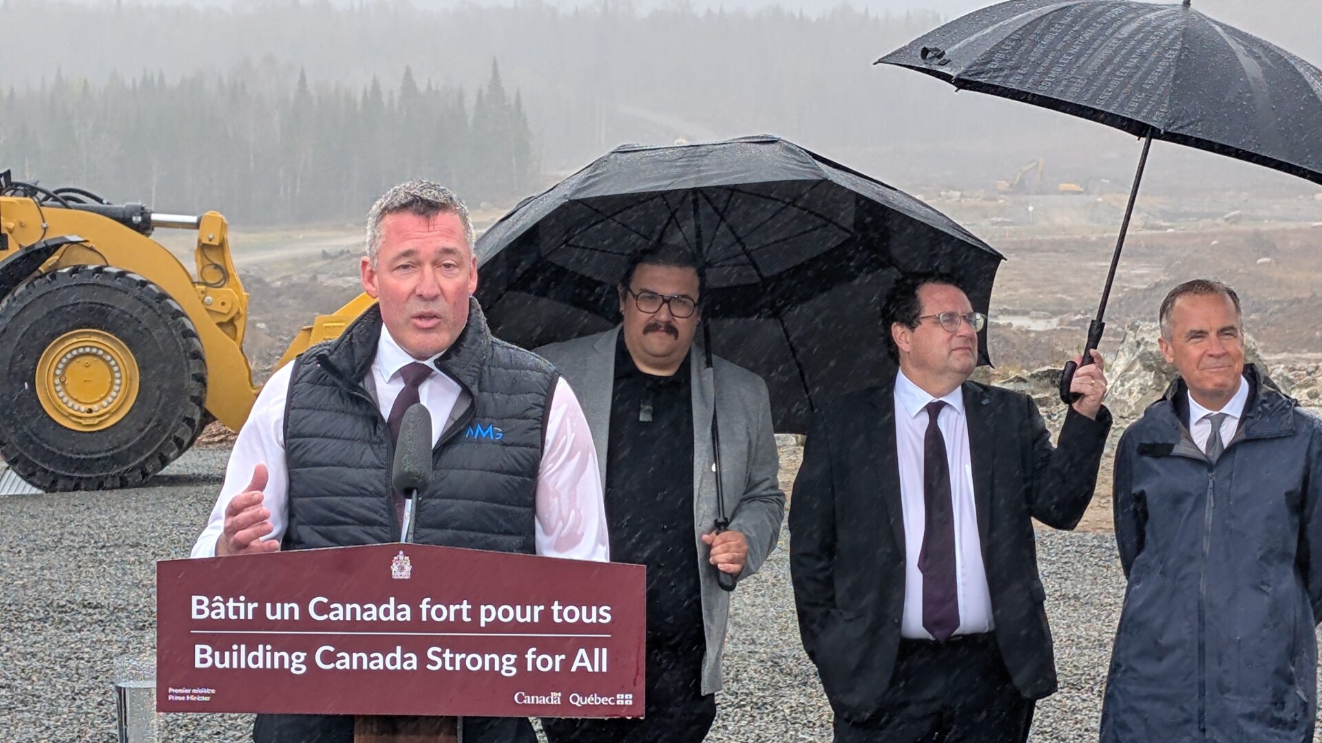 Le PDG de Nouveau Monde Graphite, Eric Desaulniers, le chef du Conseil des Atikamekw de Manawan, Sipi Flamand, le ministre provincial de l'Économie, Bernard Drainville, ainsi que le premier ministre du Canada, Mark Carney. (Photo Médialo - Jason Joly)