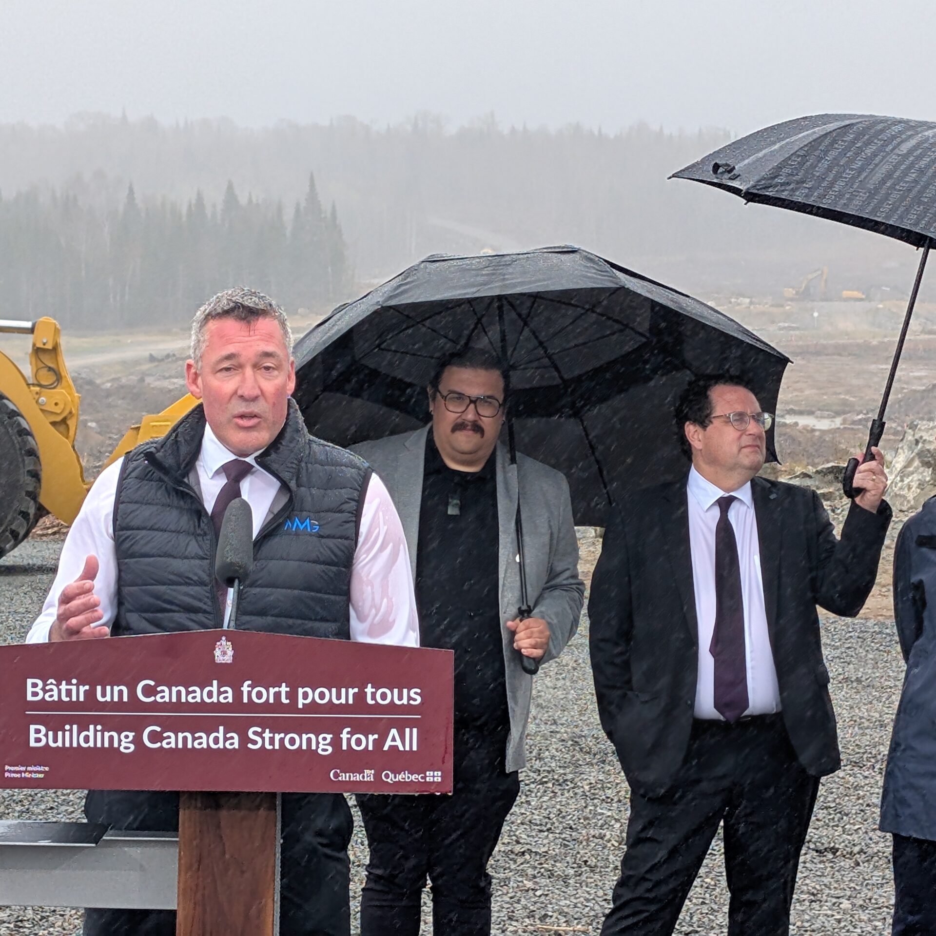 Le PDG de Nouveau Monde Graphite, Eric Desaulniers, le chef du Conseil des Atikamekw de Manawan, Sipi Flamand, le ministre provincial de l'Économie, Bernard Drainville, ainsi que le premier ministre du Canada, Mark Carney. (Photo Médialo - Jason Joly)