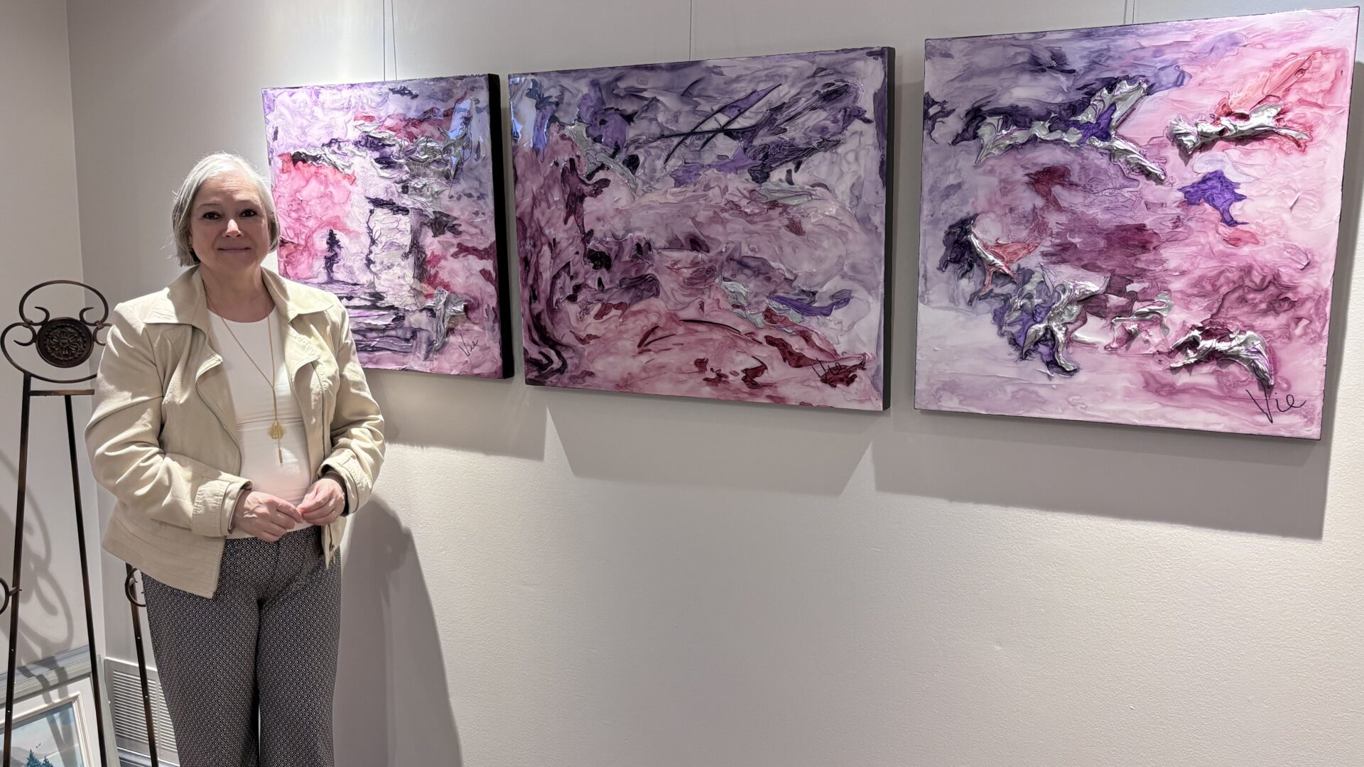 L’artiste Sylvie « Vie » Lachapelle présente ses récentes toiles. (Photo Médialo – Élise Brouillette)