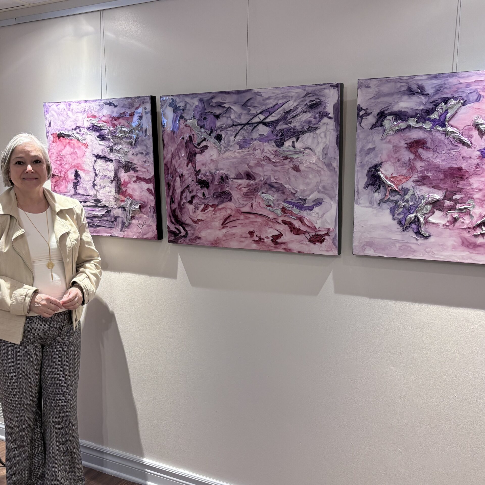 L’artiste Sylvie « Vie » Lachapelle présente ses récentes toiles. (Photo Médialo – Élise Brouillette)