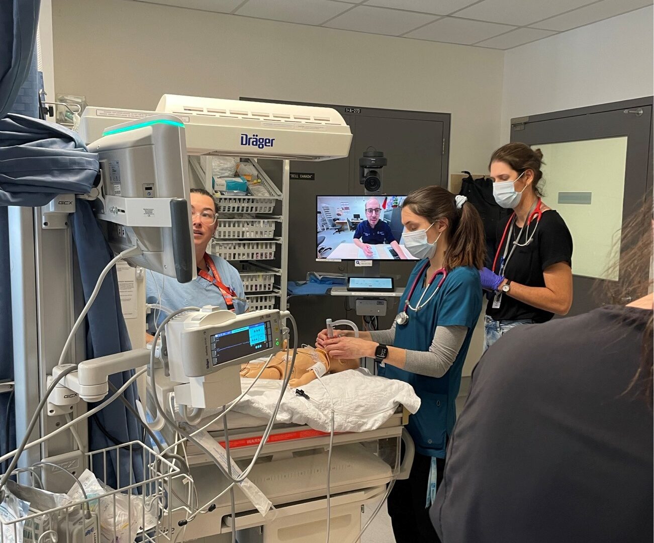 Julie Loyer, infirmière clinicienne en natalité, Dr Michael-Andrew Assaad, Jasmine Comtois, inhalothérapeute, et Dre Émilie Fréchette-Pelletier, pédiatre. (Photo gracieuseté)