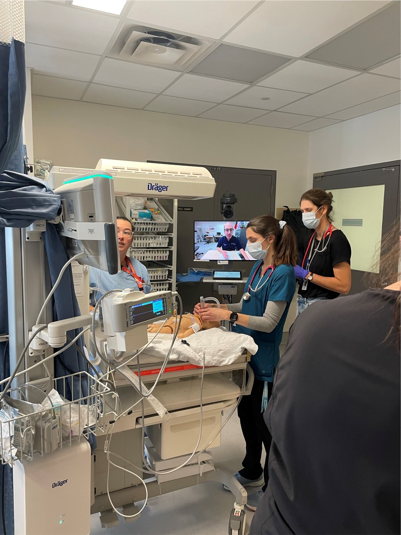Julie Loyer, infirmière clinicienne en natalité, Dr Michael-Andrew Assaad, Jasmine Comtois, inhalothérapeute, et Dre Émilie Fréchette-Pelletier, pédiatre. (Photo gracieuseté)