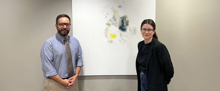 Le maire de Saint-Charles-Borromée, Alexis Nantel, en compagnie de l’artiste multidisciplinaire Alexandra Frappier. (Photo gracieuseté)