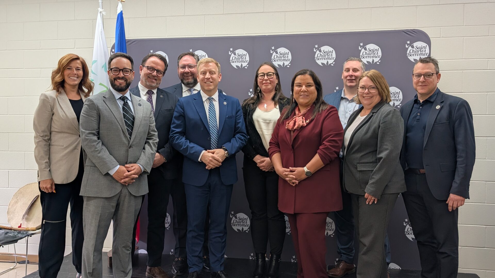 Élus, partenaires et instigateurs du nouveau Centre d’amitié autochtone de Lanaudière étaient présents à la conférence du 25 mai 2026. (Photo Médialo – Jason Joly)