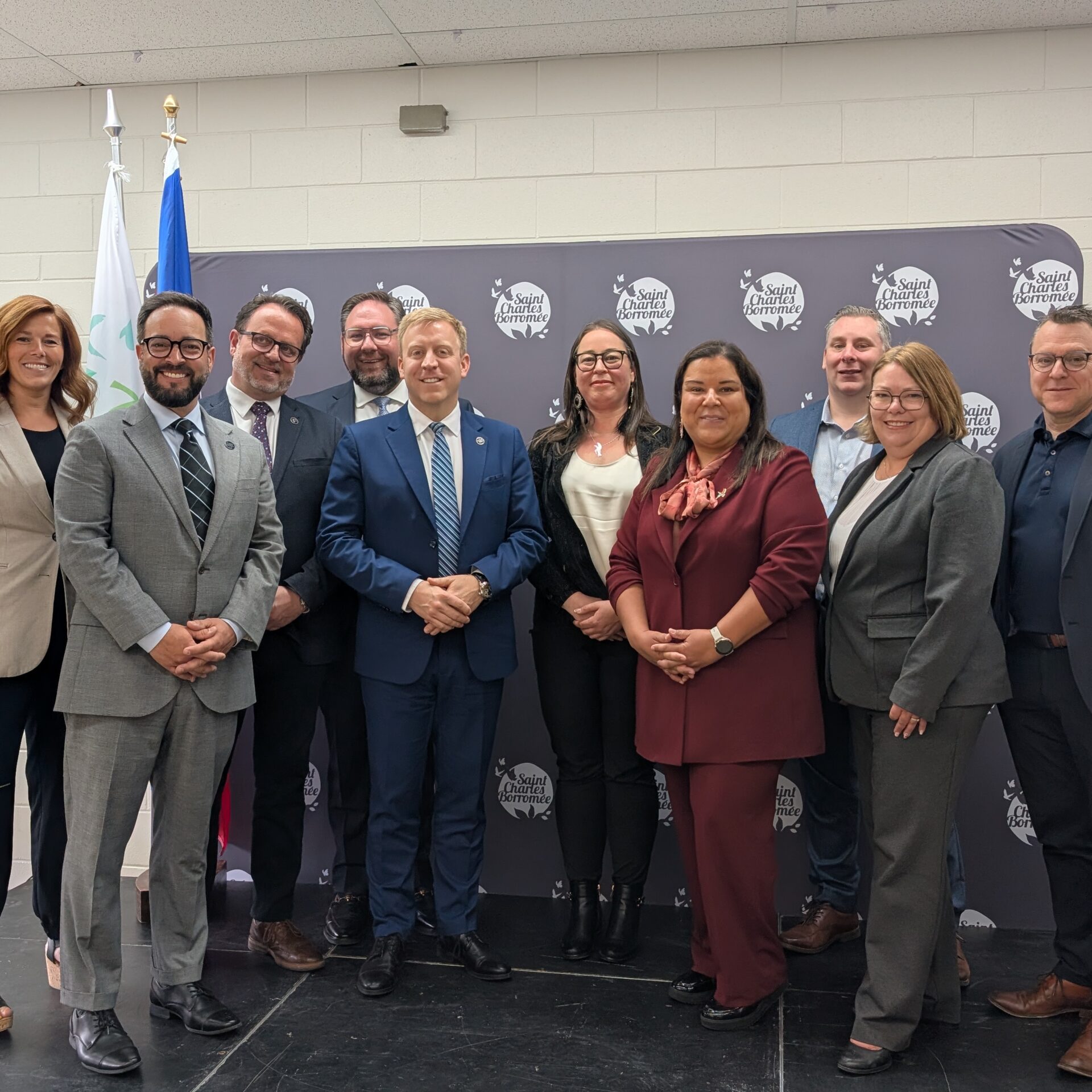 Élus, partenaires et instigateurs du nouveau Centre d’amitié autochtone de Lanaudière étaient présents à la conférence du 25 mai 2026. (Photo Médialo – Jason Joly)