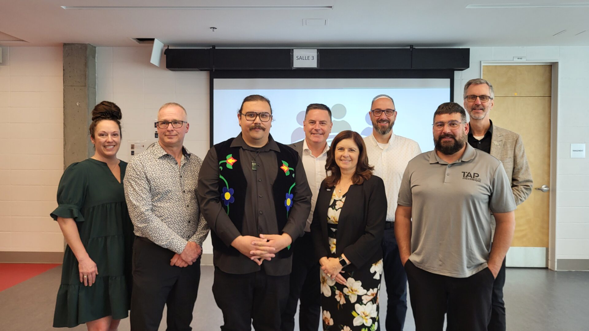 Karine Boisjoli, Stéphane Toustou, Sipi Flamand, Jonathan Fontaine, Diane Vallée, Marcel Paradis, Samuel St-Georges et Jean Lortie. Photo Médialo – Mélissa Blouin 