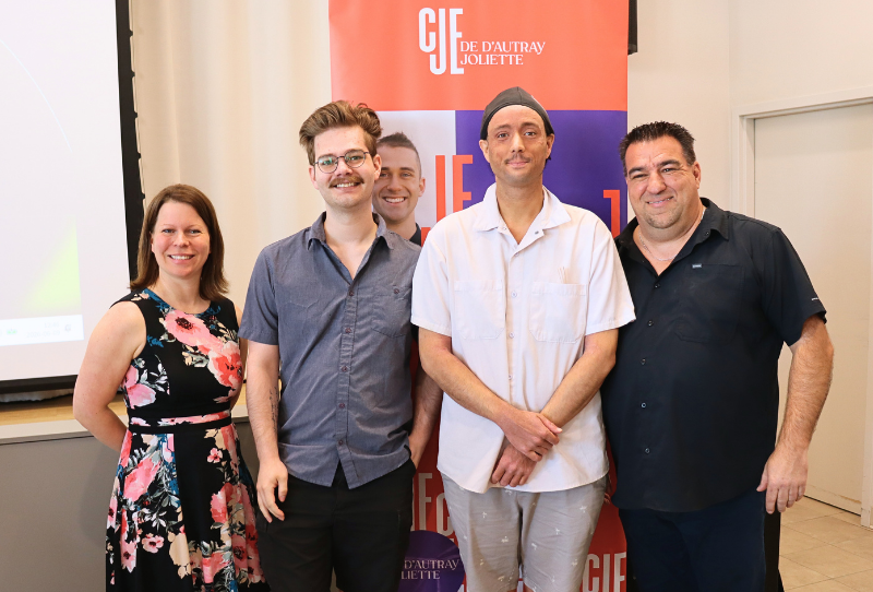 Caroline Ouellet, présidente du CJE, Charles-Antoine et Nicolas, participants du CJE et Bruno Ayotte, directeur général du CJE. (Photo gracieuseté)