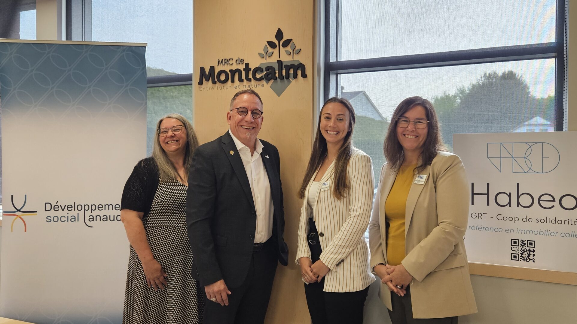 Patricia DesAlliers, Patrick Massé, préfet de la MRC de Montcalm, Megan Moreau, agente facilitatrice et Josianne Hébert. (Photo gracieuseté)