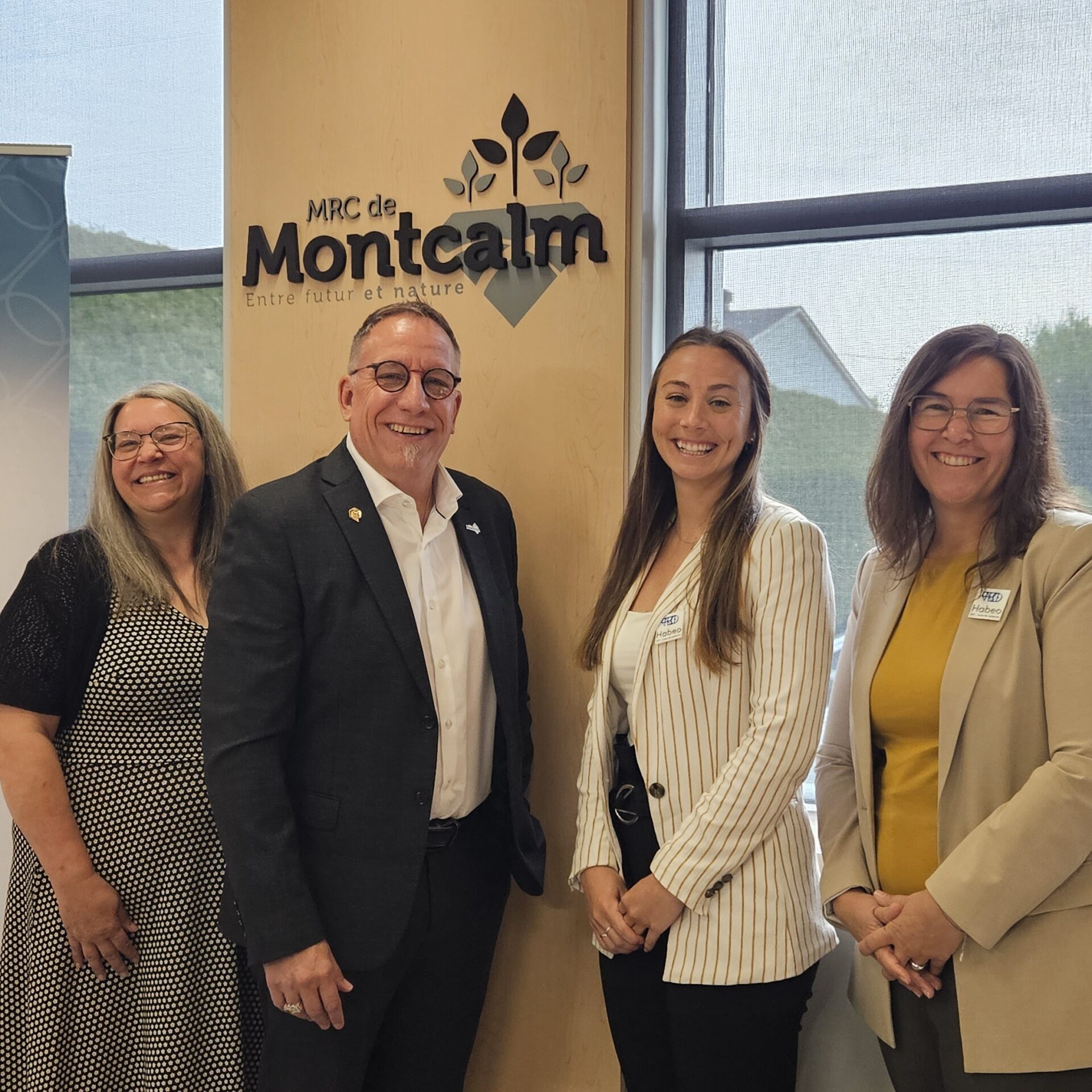 Patricia DesAlliers, Patrick Massé, préfet de la MRC de Montcalm, Megan Moreau, agente facilitatrice et Josianne Hébert. (Photo gracieuseté)