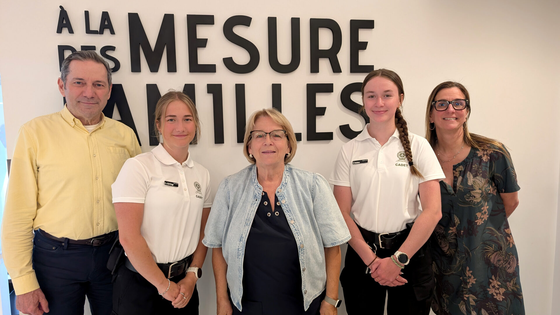 Les cadettes Kelly-Ann St-Onge et Émie Nadeau, en compagnie de la mairesse Suzanne Dauphin, de la directrice générale Marie-Andrée Breault et du directeur général adjoint Serge Adam. (Photo gracieuseté)