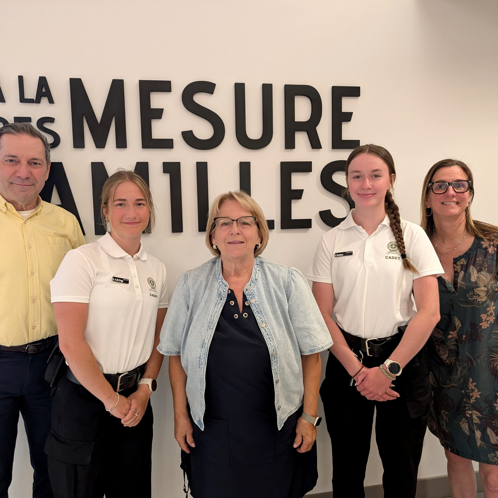 Les cadettes Kelly-Ann St-Onge et Émie Nadeau, en compagnie de la mairesse Suzanne Dauphin, de la directrice générale Marie-Andrée Breault et du directeur général adjoint Serge Adam. (Photo gracieuseté)
