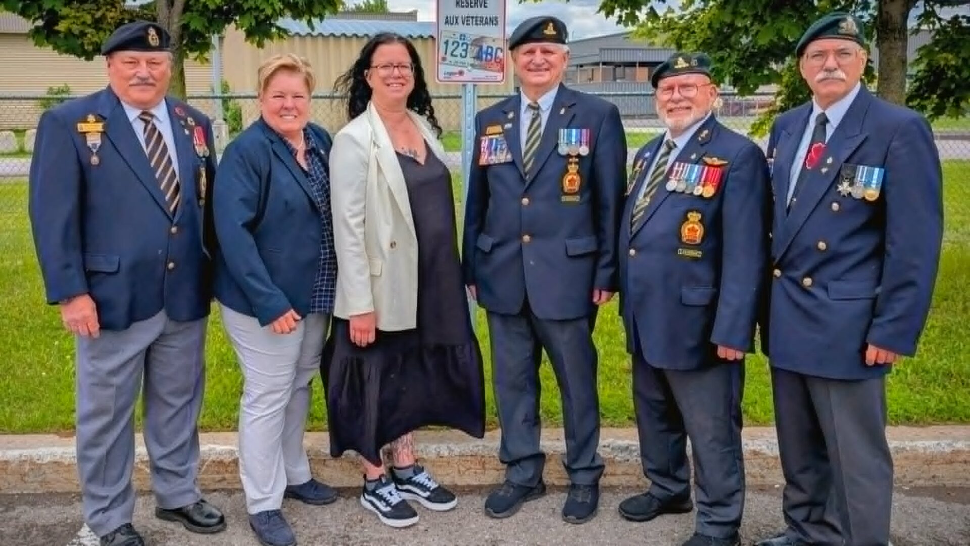 Sur la photo, de la Légion Royale Canadienne filiale numéro 83 de Lanaudière : Guy Lafontaine (premier vice-président), Sylvain Tétreault (président), Denis Santerre (officier d’entraide) et Robert Contré (directeur des adhésions). Des Galeries Joliette : Nathalie Burke-Smith et Josianne Proulx (coordonnatrice communication marketing). (Photo gracieuseté) 