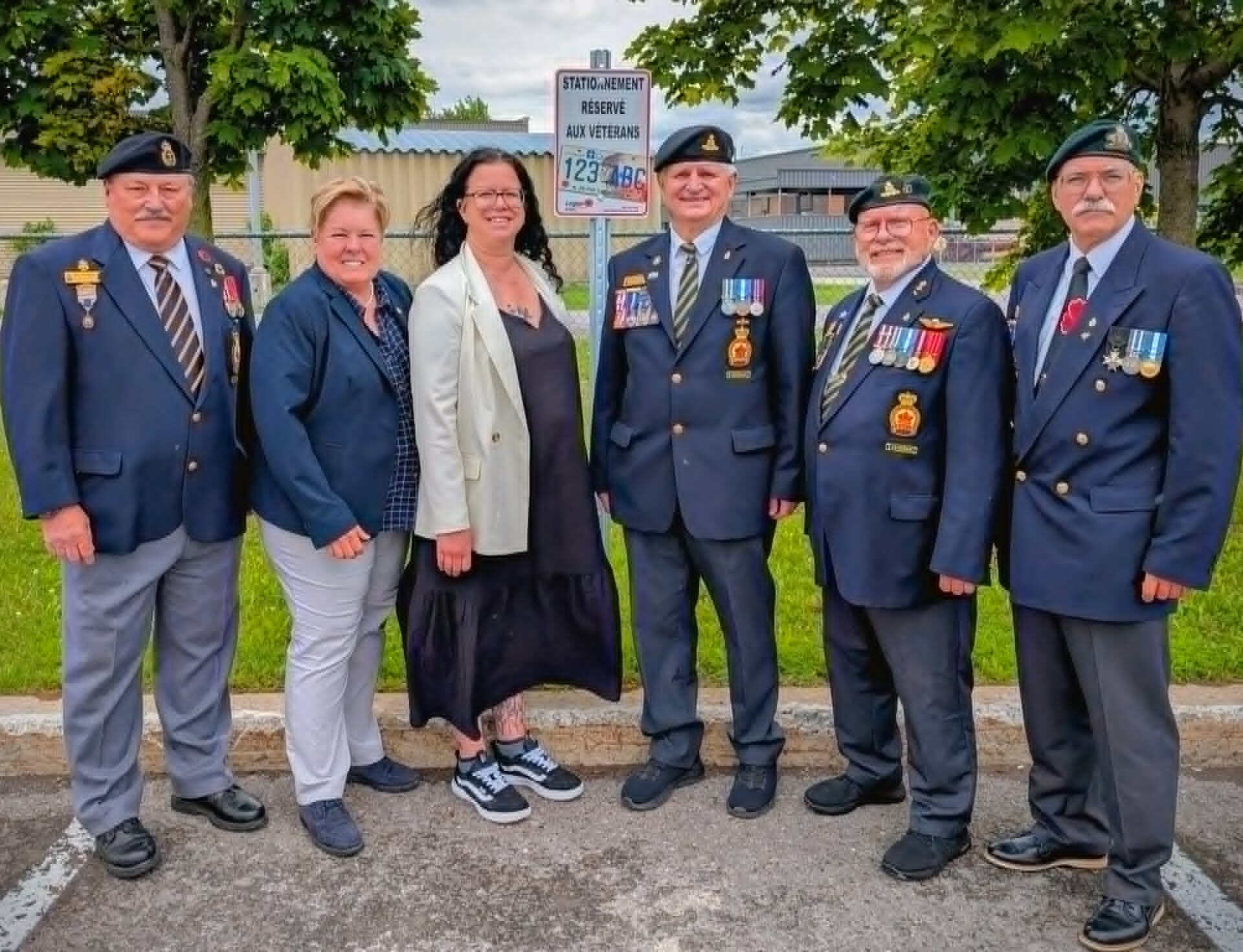Sur la photo, de la Légion Royale Canadienne filiale numéro 83 de Lanaudière : Guy Lafontaine (premier vice-président), Sylvain Tétreault (président), Denis Santerre (officier d’entraide) et Robert Contré (directeur des adhésions). Des Galeries Joliette : Nathalie Burke-Smith et Josianne Proulx (coordonnatrice communication marketing). (Photo gracieuseté) 