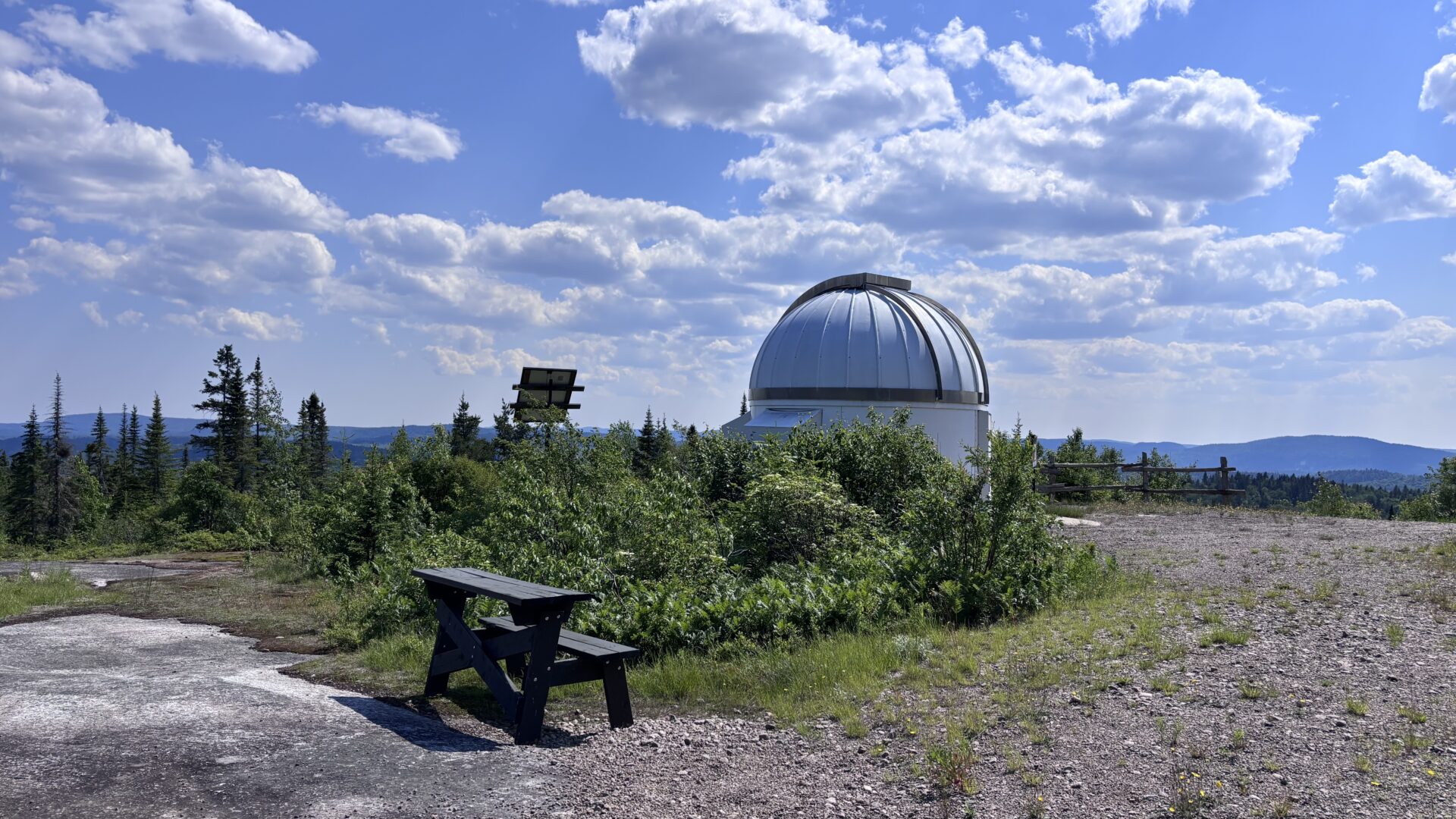 L’observatoire est situé sur un site parfait pour admirer le ciel. (Photo Médialo – Élise Brouillette)