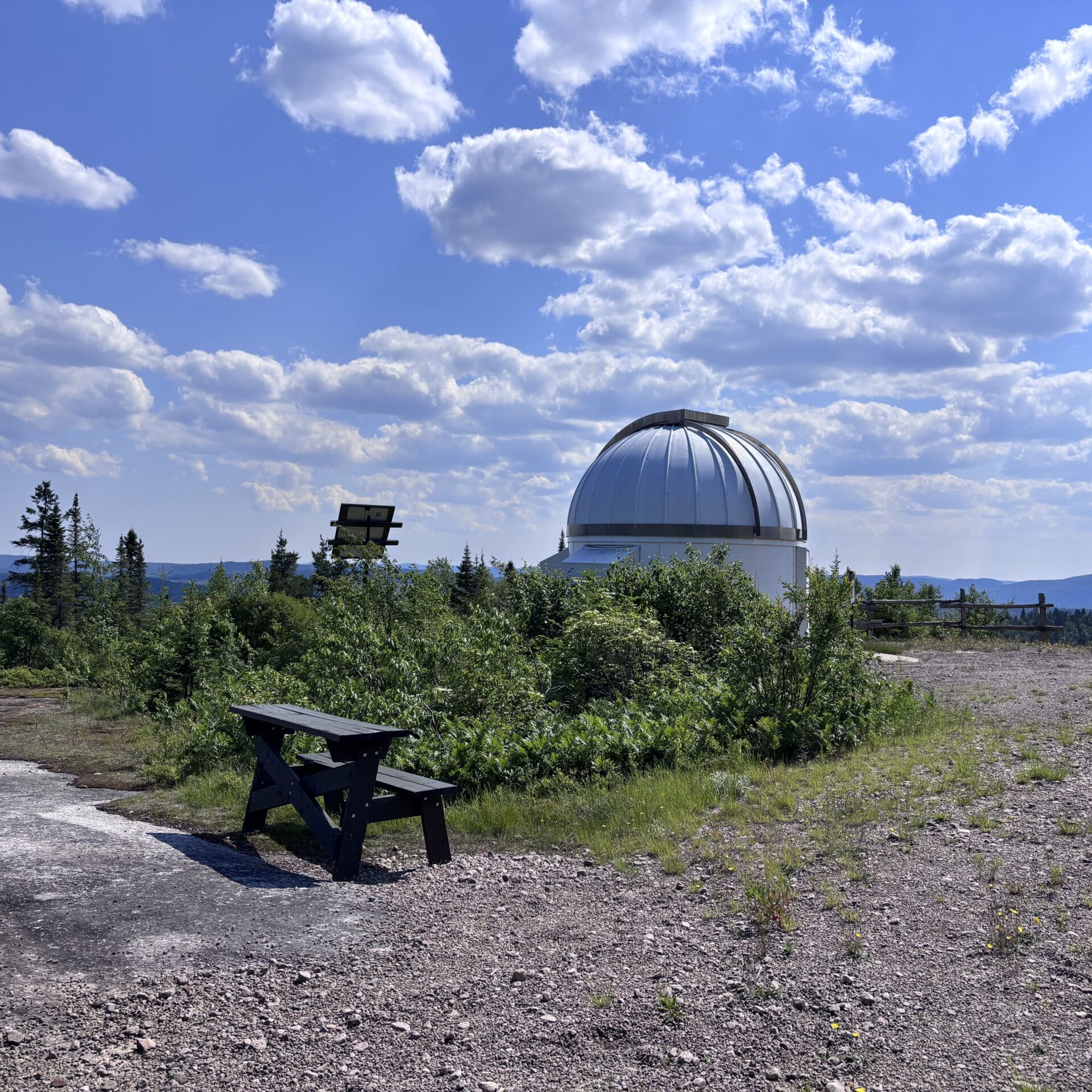 L’observatoire est situé sur un site parfait pour admirer le ciel. (Photo Médialo – Élise Brouillette)