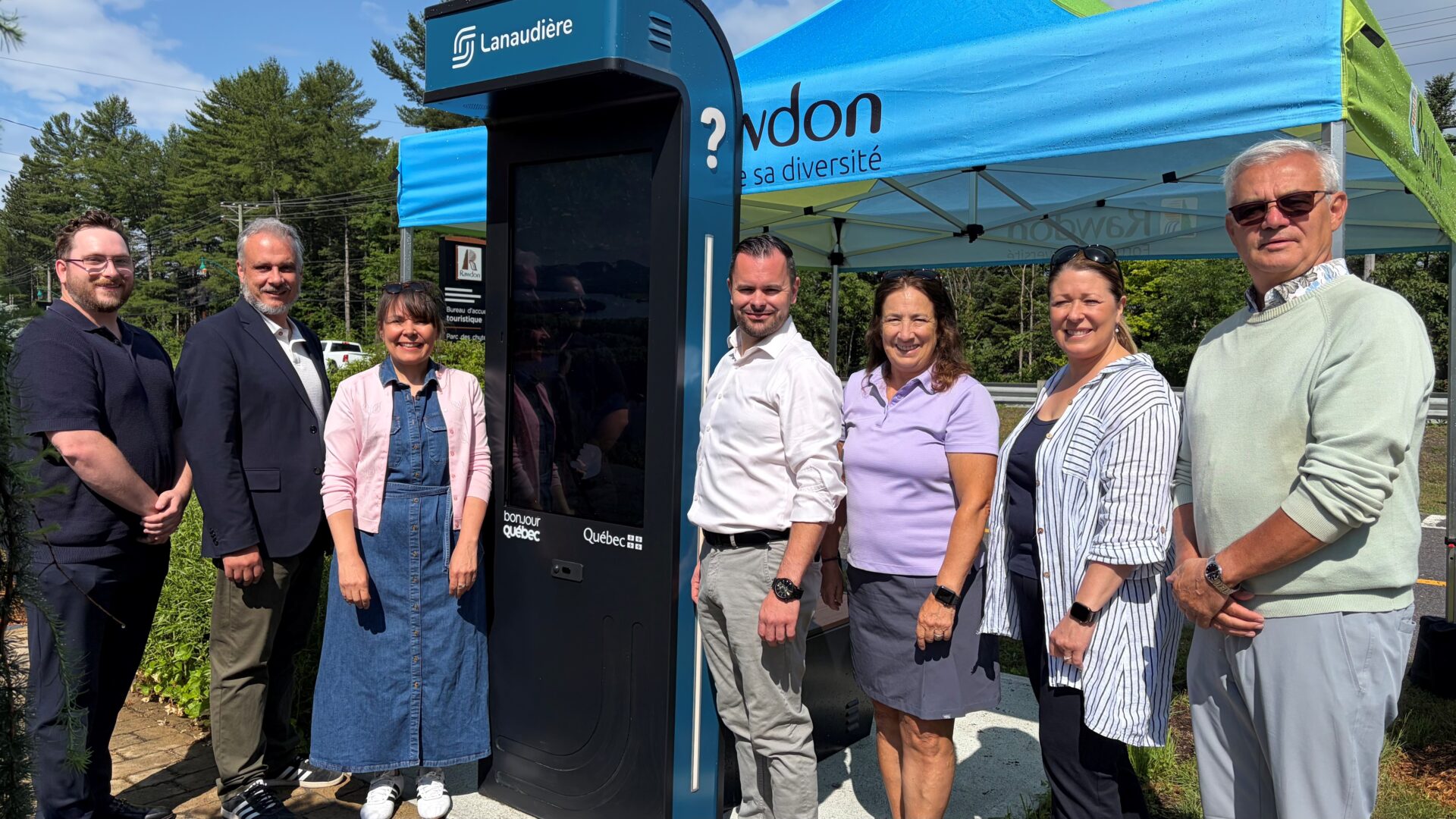 Félix Beauséjour (Tourisme Lanaudière), Benoit Gagné (Tourisme Lanaudière), Isabelle Ménard (Municipalité de Rawdon, Bruno Desrochers (Municipalité de Rawdon, Lyne Lapointe (attachée politique de la députée France-Élaine Duranceau), Élaine Desjardins (Tourisme Lanaudière) et François Dauphin (Municipalité de Rawdon). (Photo gracieuseté)