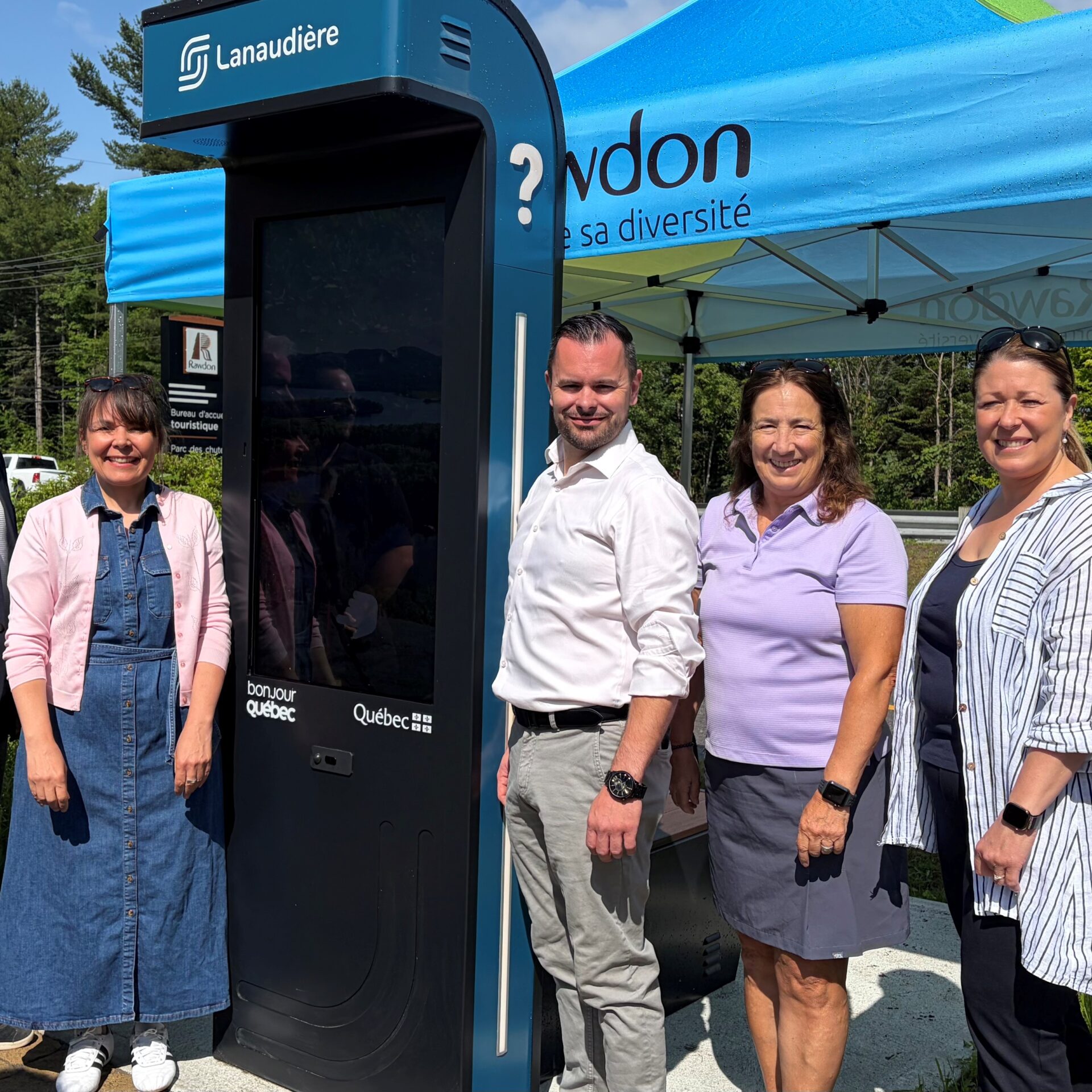 Félix Beauséjour (Tourisme Lanaudière), Benoit Gagné (Tourisme Lanaudière), Isabelle Ménard (Municipalité de Rawdon, Bruno Desrochers (Municipalité de Rawdon, Lyne Lapointe (attachée politique de la députée France-Élaine Duranceau), Élaine Desjardins (Tourisme Lanaudière) et François Dauphin (Municipalité de Rawdon). (Photo gracieuseté)