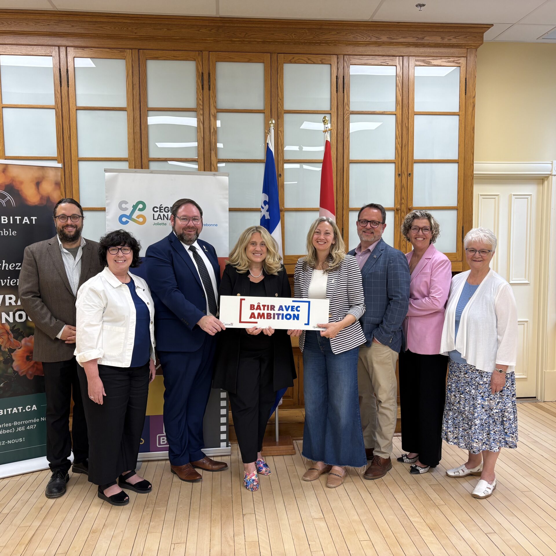 Gabriel Ste-Marie, Geneviève Perreault, Pierre-Luc Bellerose, Karine Boivin Roy, Caroline Desrochers, François St-Louis, Isabelle Comiré et sœur Hectorine Boudreau. Photo gracieuseté - Julien-Mei