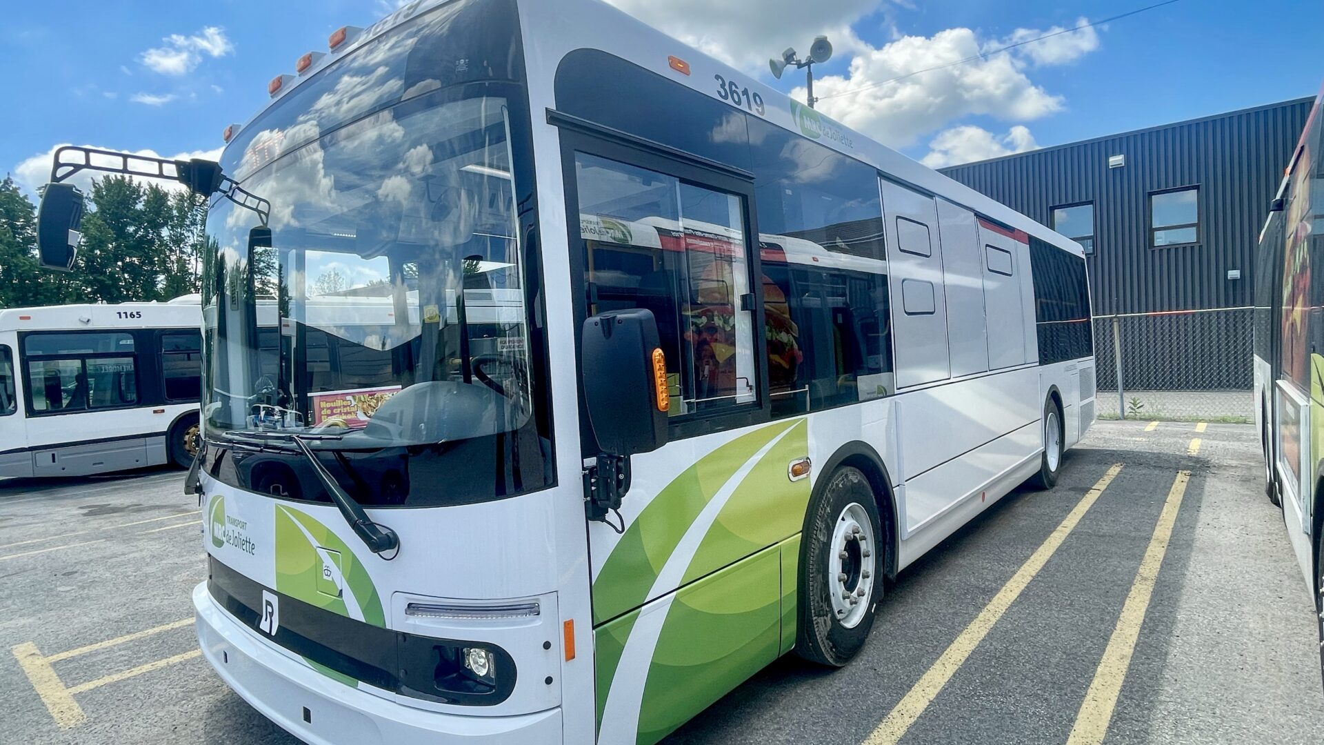 La MRC de Joliette s'est dotée de nouveaux autobus pour sa flotte. (Photo gracieuseté)