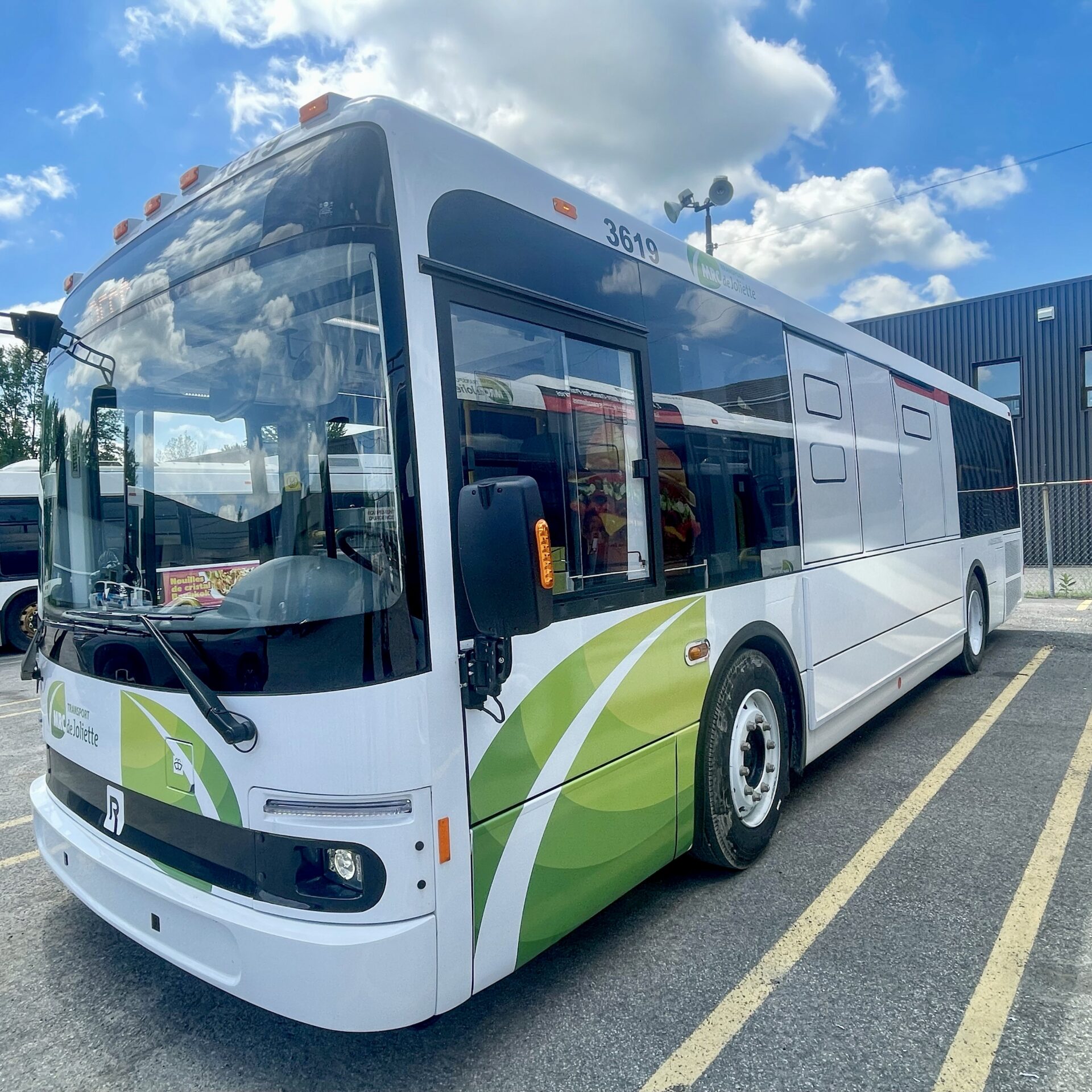 La MRC de Joliette s'est dotée de nouveaux autobus pour sa flotte. (Photo gracieuseté)