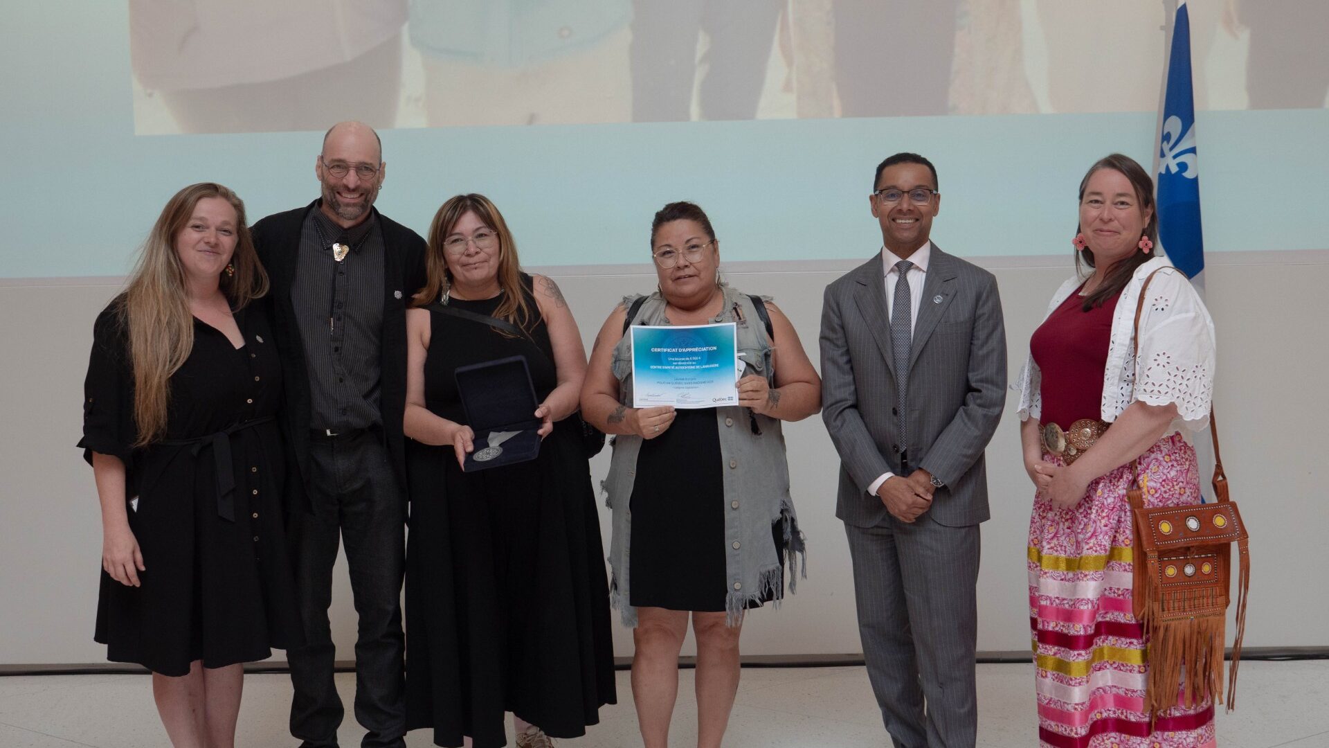 L'équipe du Centre d'amitié autochtone de Lanaudière a reçu le prix des mains du ministre Lionel Carmant. (Photo gracieuseté)