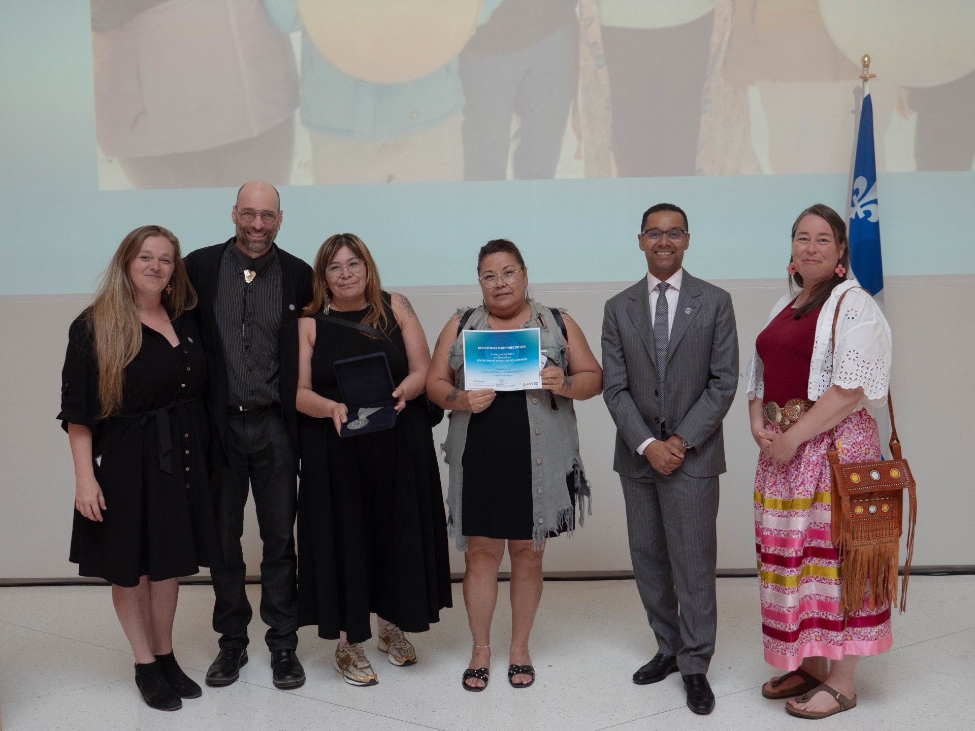 L'équipe du Centre d'amitié autochtone de Lanaudière a reçu le prix des mains du ministre Lionel Carmant. (Photo gracieuseté)