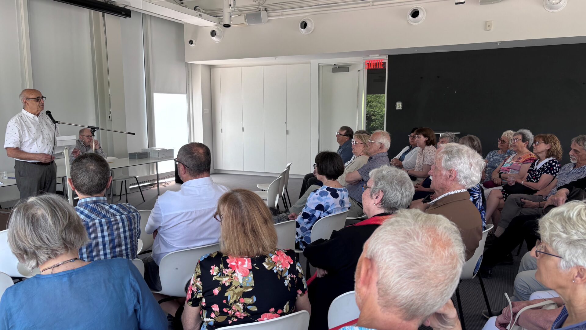 Le lancement du livre en présence des membres du CMAJ et des partenaires. (Photo Médialo – Élise Brouillette)