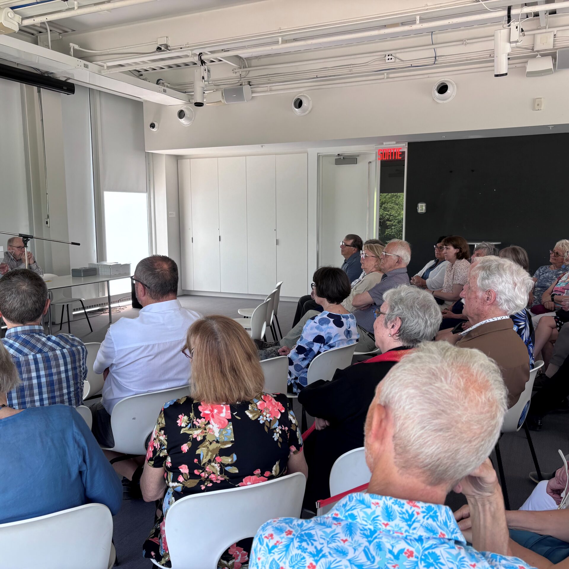 Le lancement du livre en présence des membres du CMAJ et des partenaires. (Photo Médialo – Élise Brouillette)