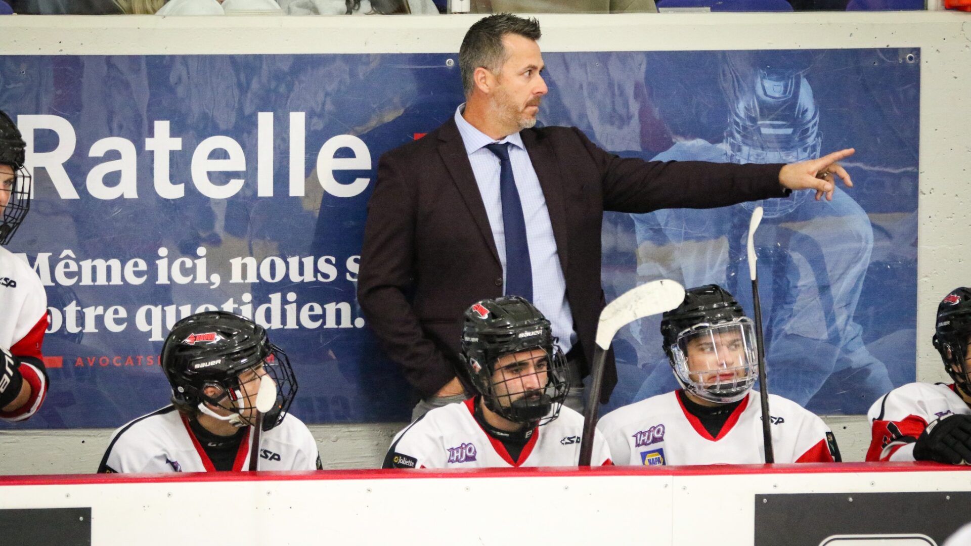 André Lachance derrière le banc des Prédateurs. (Photo gracieuseté Suzy foto Aubin)