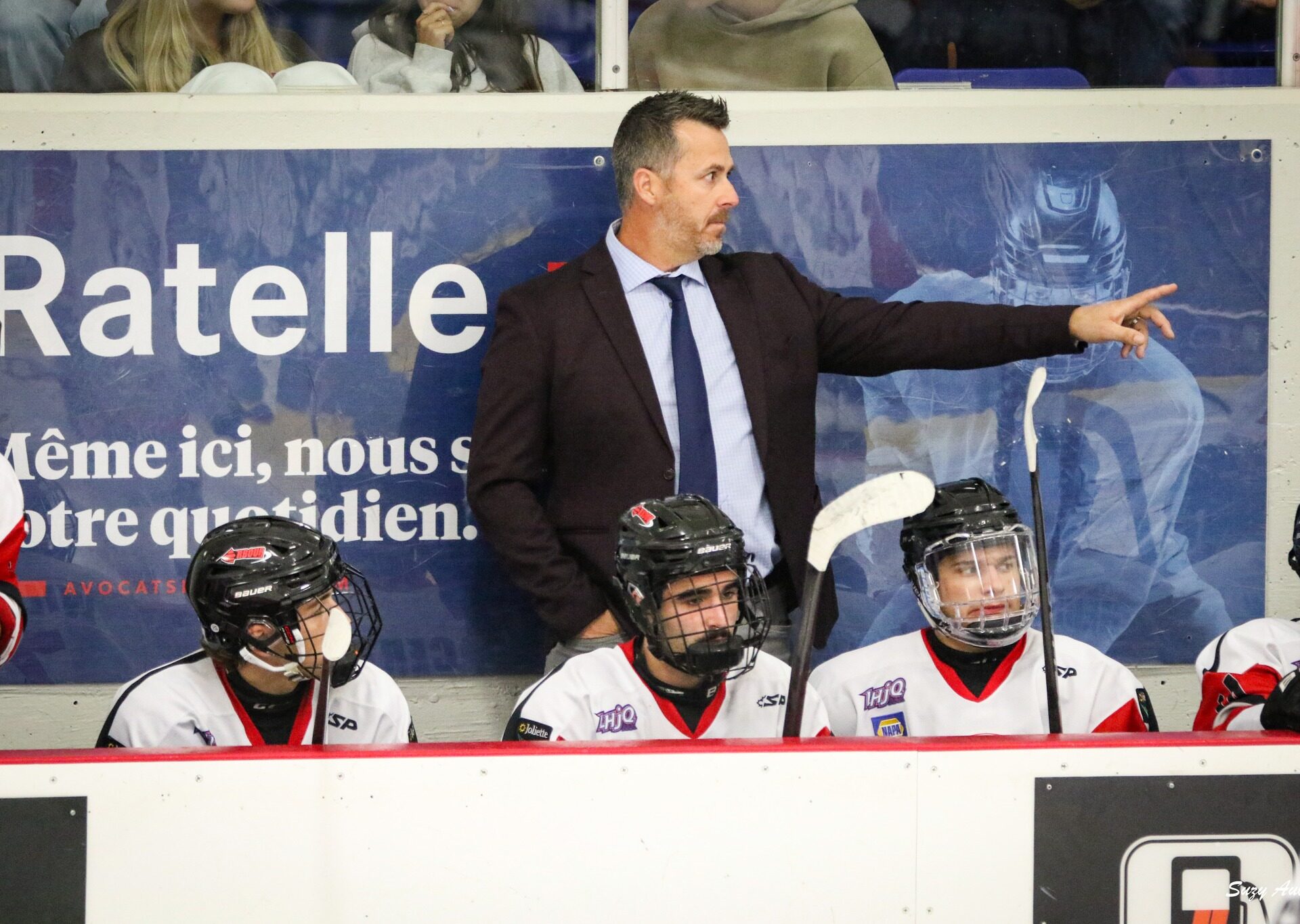 André Lachance derrière le banc des Prédateurs. (Photo gracieuseté Suzy foto Aubin)