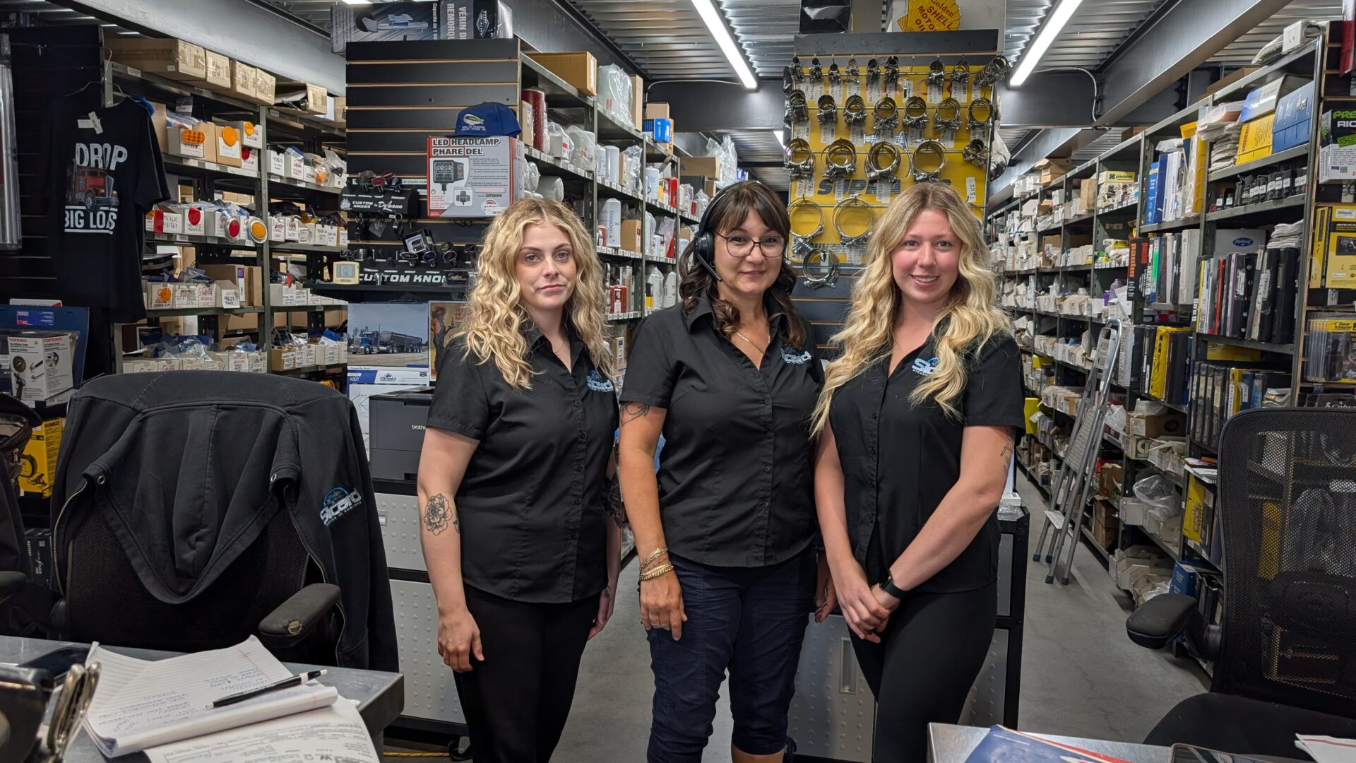 Josianne Vachon, Nancy Giroux et Chloé Desrosiers s’occupent du service à la clientèle au garage Pièces de camions Sicard. (Photo Médialo – Jason Joly)