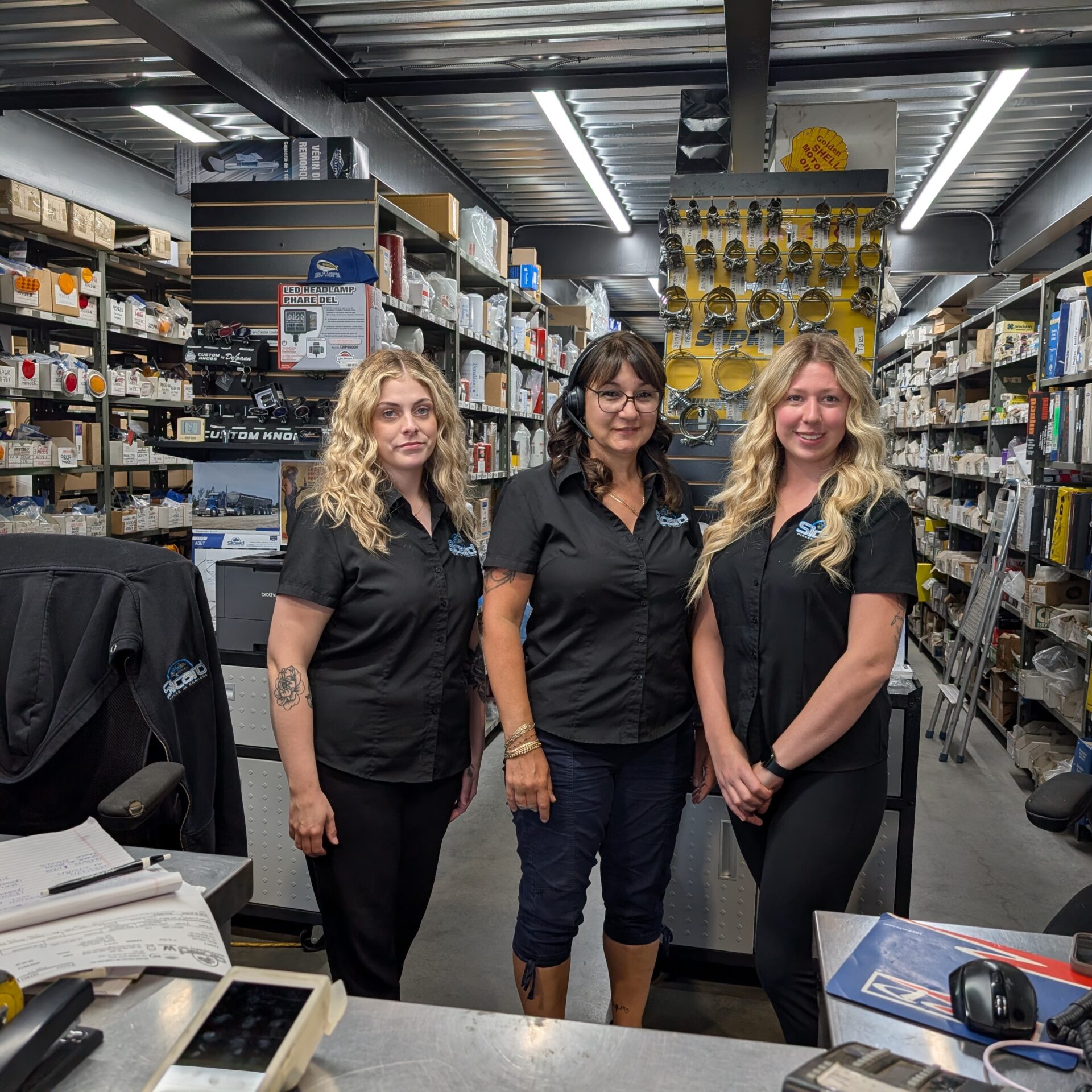 Josianne Vachon, Nancy Giroux et Chloé Desrosiers s’occupent du service à la clientèle au garage Pièces de camions Sicard. (Photo Médialo – Jason Joly)