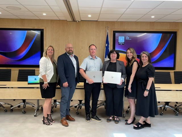 Isabelle Fiset; Éric Richard, directeur de la protection de la jeunesse et directeur provincial de Santé Québec Lanaudière; Guillaume Chartrand, directeur adjoint au département des technologies de l’information du Cégep de Lanaudière; Geneviève Perreault; Andréanne Laliberté-Rhéaume, directrice du programme jeunesse à Santé Québec Lanaudière, et Naila S. Del Cid. (Photo gracieuseté)