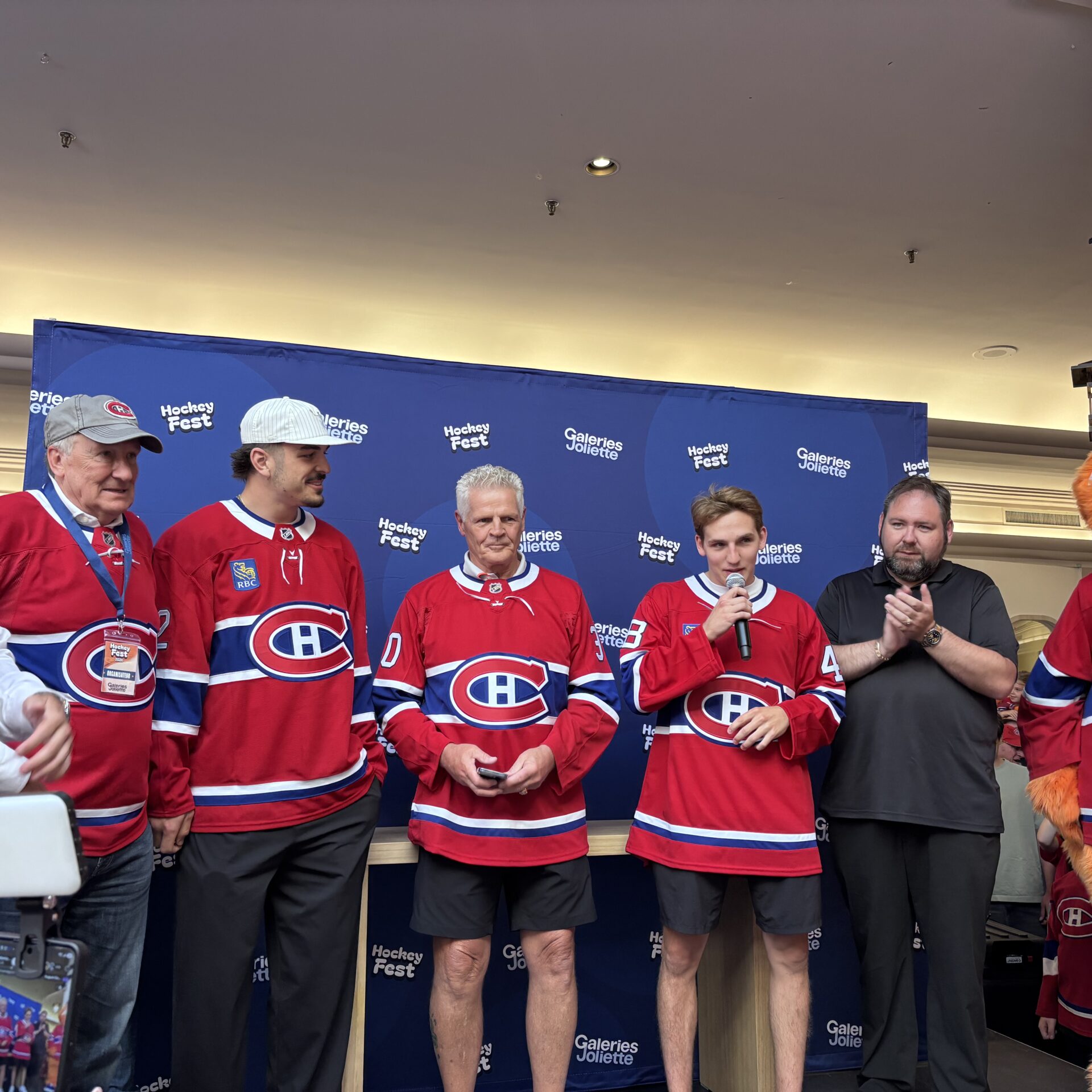 L'arrivée des joueurs lors du Hockey Fest. (Photo Médialo - Élise Brouillette)