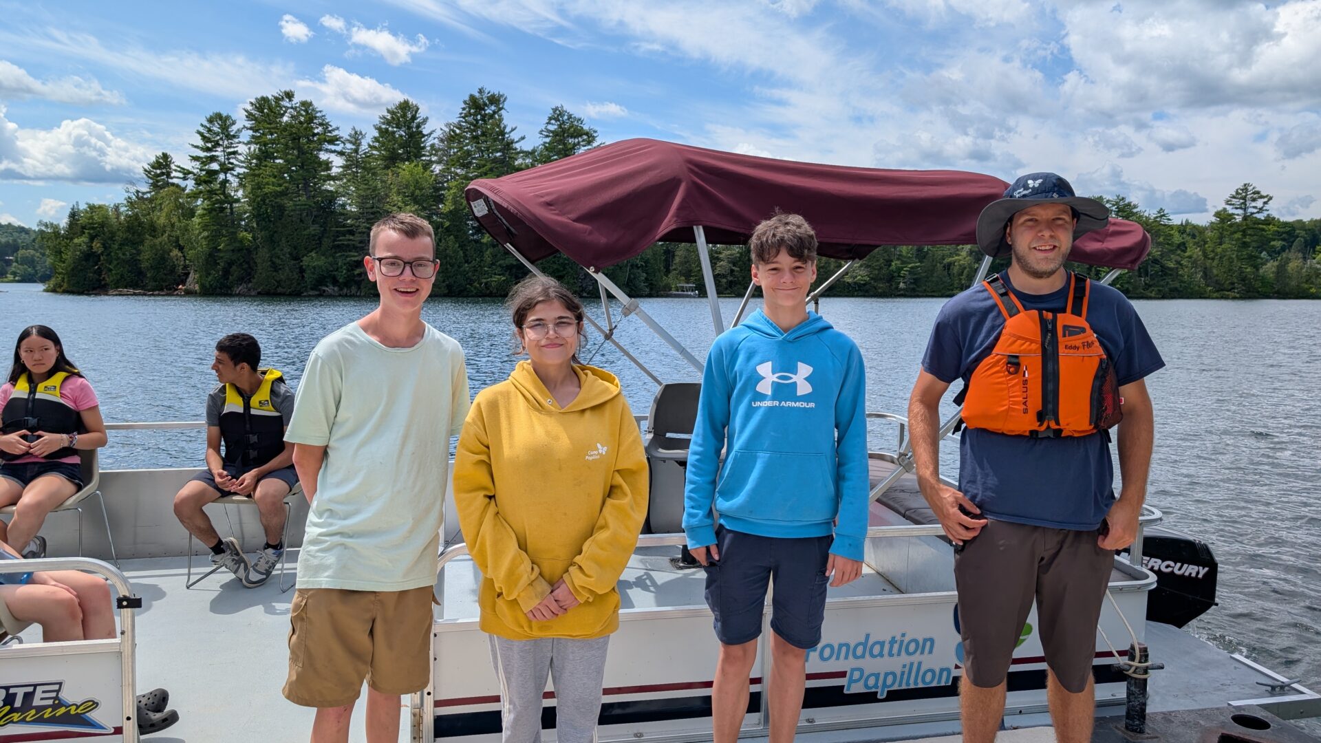 Les campeurs Sébastien, Abigail et Adrien, accompagnés du moniteur Renaud Coutu. (Photo Médialo – Jason Joly)
