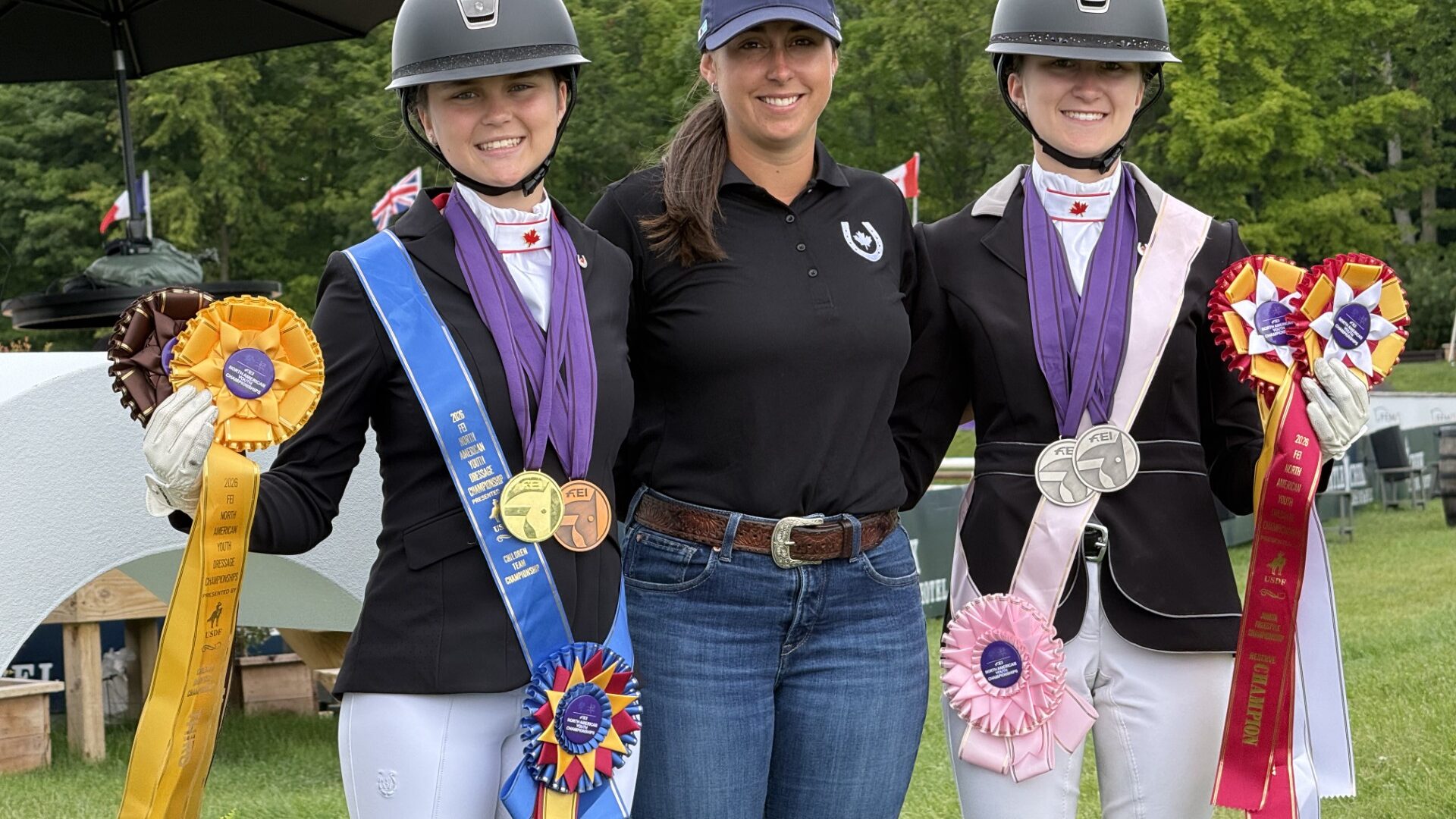 Les sœurs Annabelle et Adélia Gauthier, entourant leur entraîneuse Vicky Chrétien. (Photo gracieuseté)