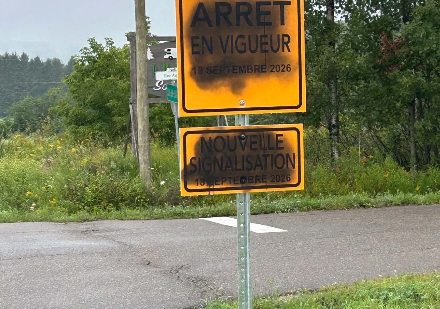 Du vandalisme a été perpétré sur des panneaux et sur des lignes au sol. (Photo gracieuseté)