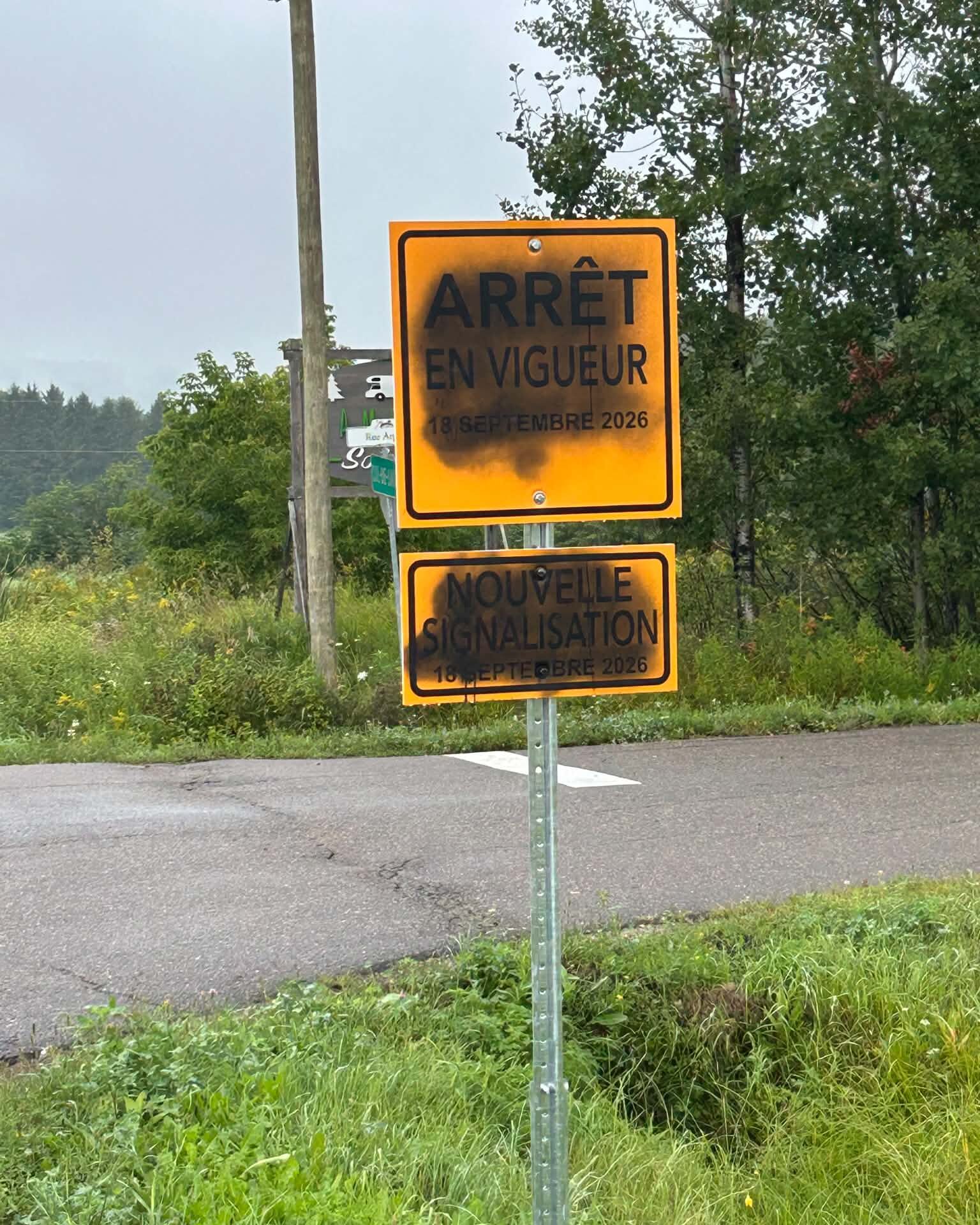Du vandalisme a été perpétré sur des panneaux et sur des lignes au sol. (Photo gracieuseté)