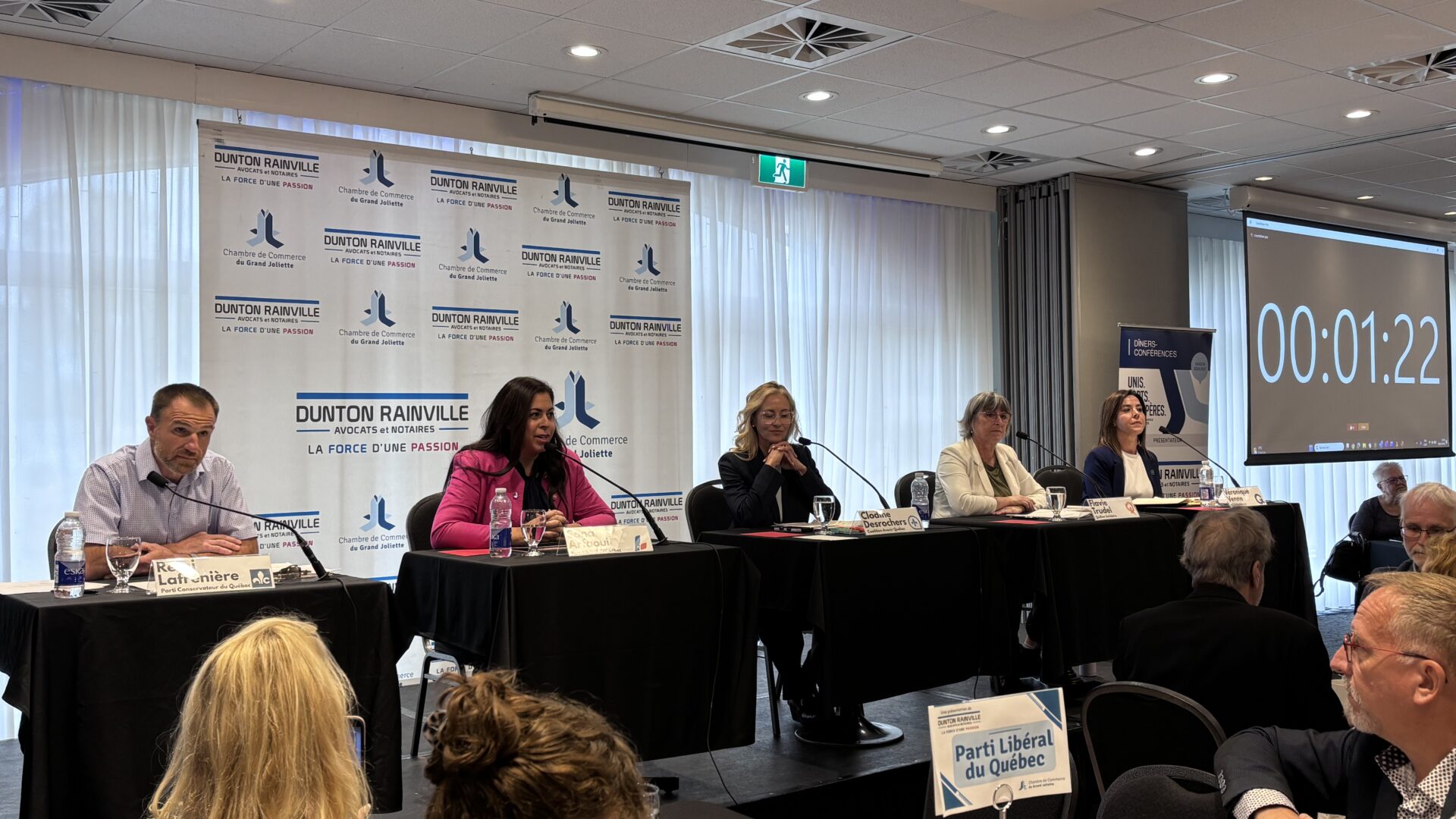 Les candidats lors du débat de la Chambre de commerce du Grand Joliette. (Photo Médialo – Élise Brouillette)
