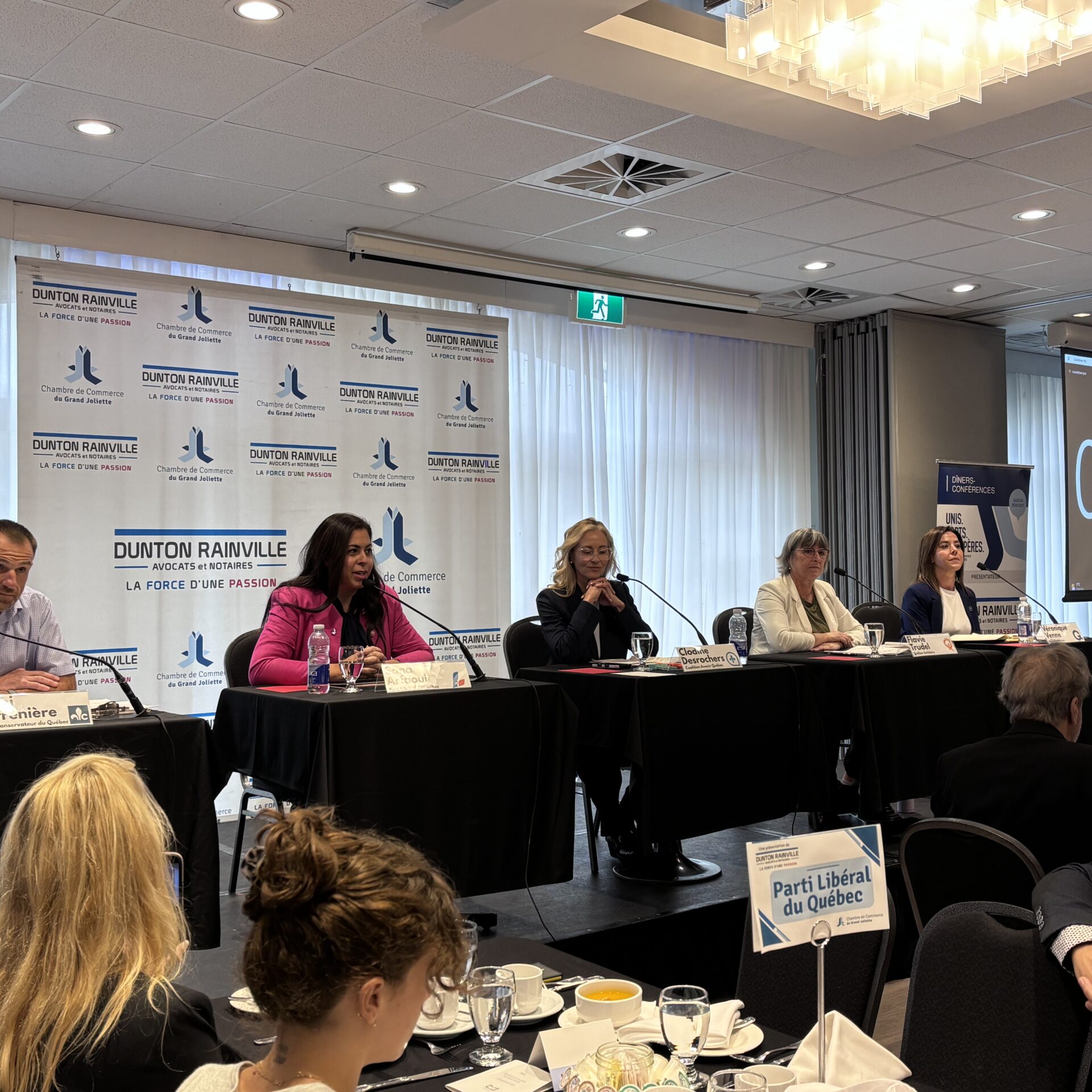 Les candidats lors du débat de la Chambre de commerce du Grand Joliette. (Photo Médialo – Élise Brouillette)
