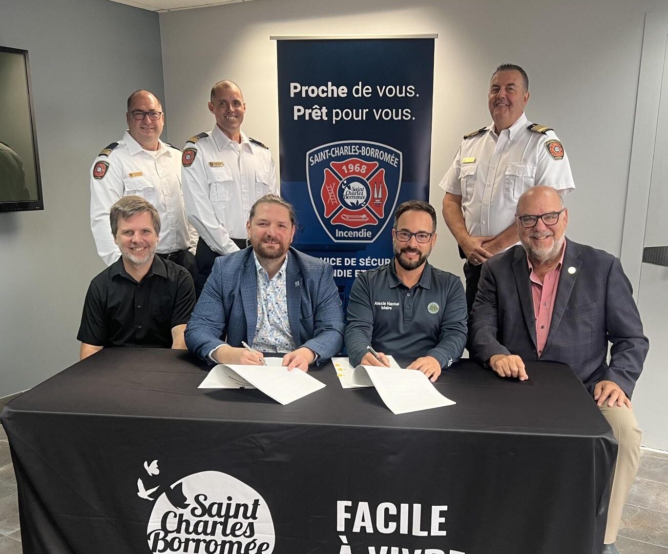 À l’arrière : Serge Dufresne, chef de division – Bureau de la sécurité civile et de la prévention des risques du Service de sécurité incendie et civile de SCB; Éric Fortin, chef de division - opérations du Service de sécurité incendie et civile de SCB; Terry Rousseau, directeur du Service de sécurité incendie et civile de SCB. À l’avant : Miguel Rousseau, directeur général de Saint-Paul; Marc Pelletier; Alexis Nantel et Claude Crépeau, directeur général de SCB.(Photo gracieuseté)