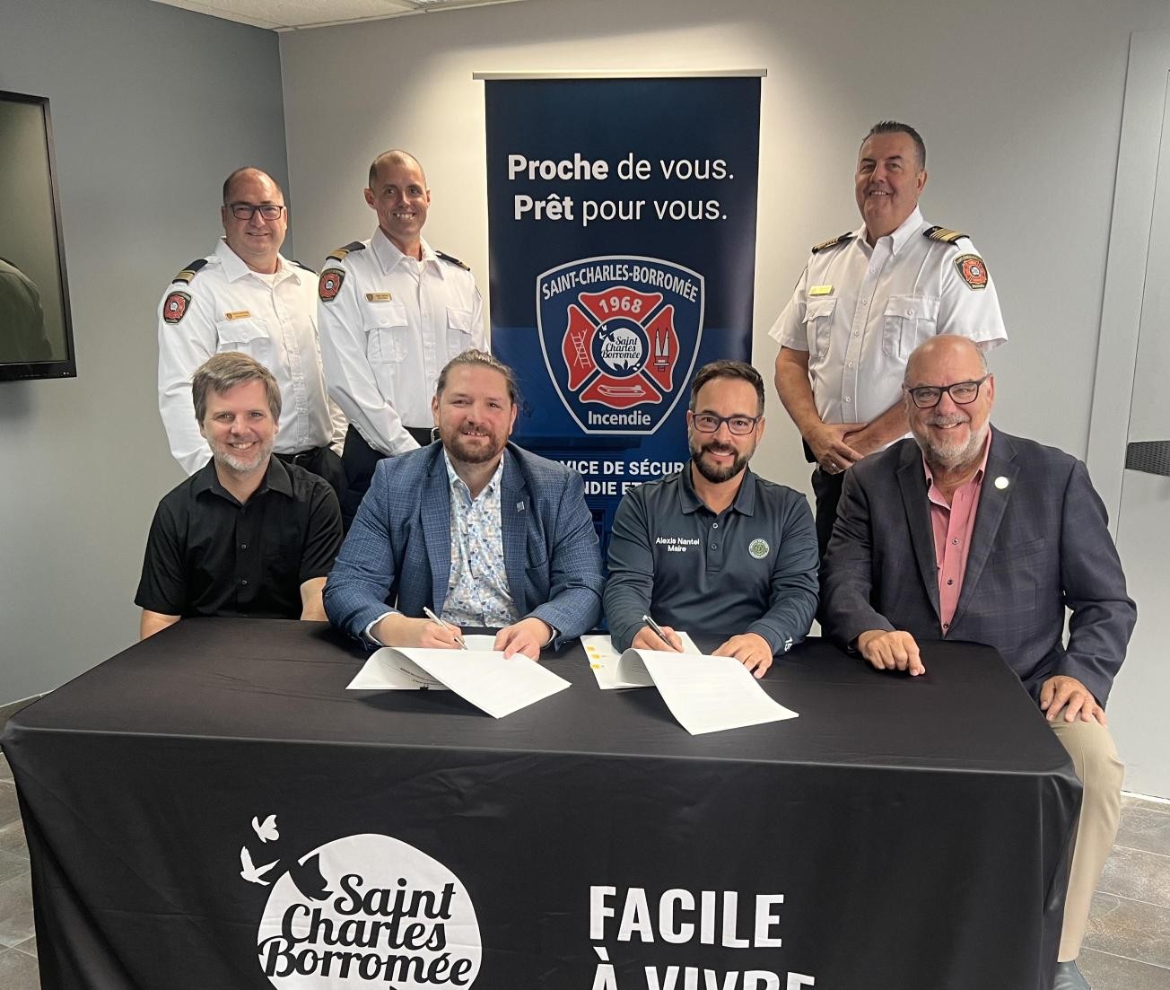 À l’arrière : Serge Dufresne, chef de division – Bureau de la sécurité civile et de la prévention des risques du Service de sécurité incendie et civile de SCB; Éric Fortin, chef de division - opérations du Service de sécurité incendie et civile de SCB; Terry Rousseau, directeur du Service de sécurité incendie et civile de SCB. À l’avant : Miguel Rousseau, directeur général de Saint-Paul; Marc Pelletier; Alexis Nantel et Claude Crépeau, directeur général de SCB.(Photo gracieuseté)