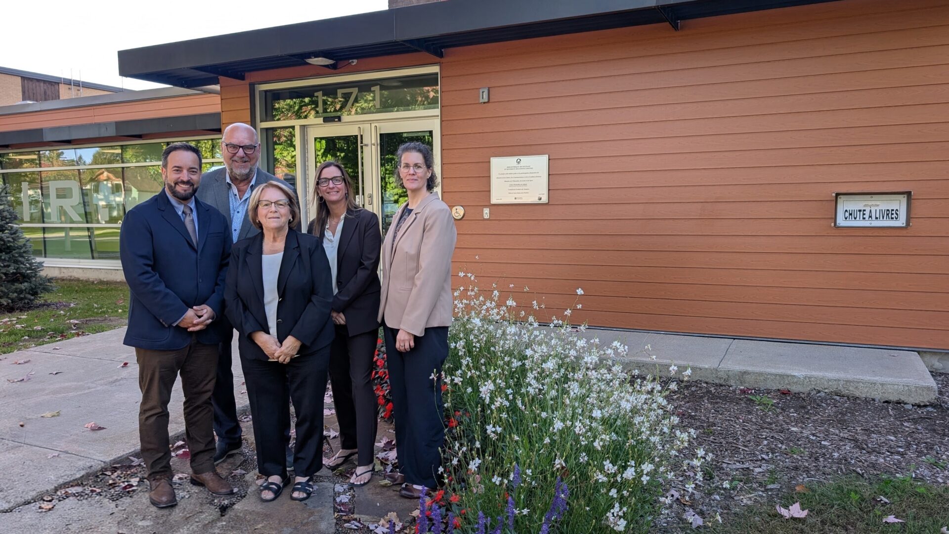Alexis Nantel; Claude Crépeau, directeur général de Saint-Charles-Borromée; Suzanne Dauphin; Marie-Andrée Breault, directrice générale de Notre-Dame-des-Prairies et Daphnée Trudel, responsable de la bibliothèque de Notre-Dame-des-Prairies. (Photo gracieuseté)