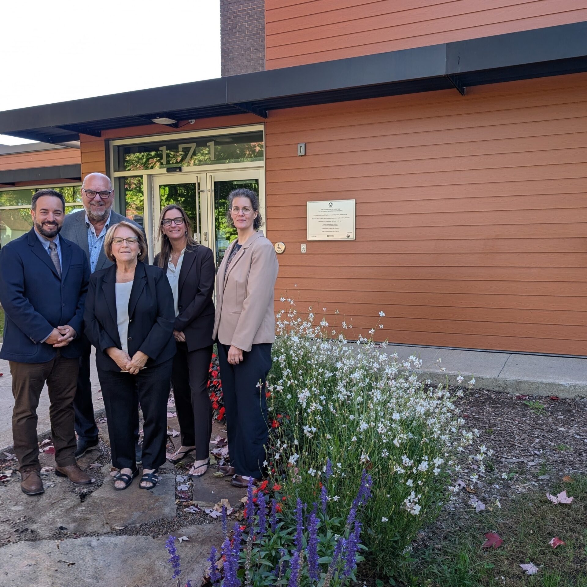 Alexis Nantel; Claude Crépeau, directeur général de Saint-Charles-Borromée; Suzanne Dauphin; Marie-Andrée Breault, directrice générale de Notre-Dame-des-Prairies et Daphnée Trudel, responsable de la bibliothèque de Notre-Dame-des-Prairies. (Photo gracieuseté)
