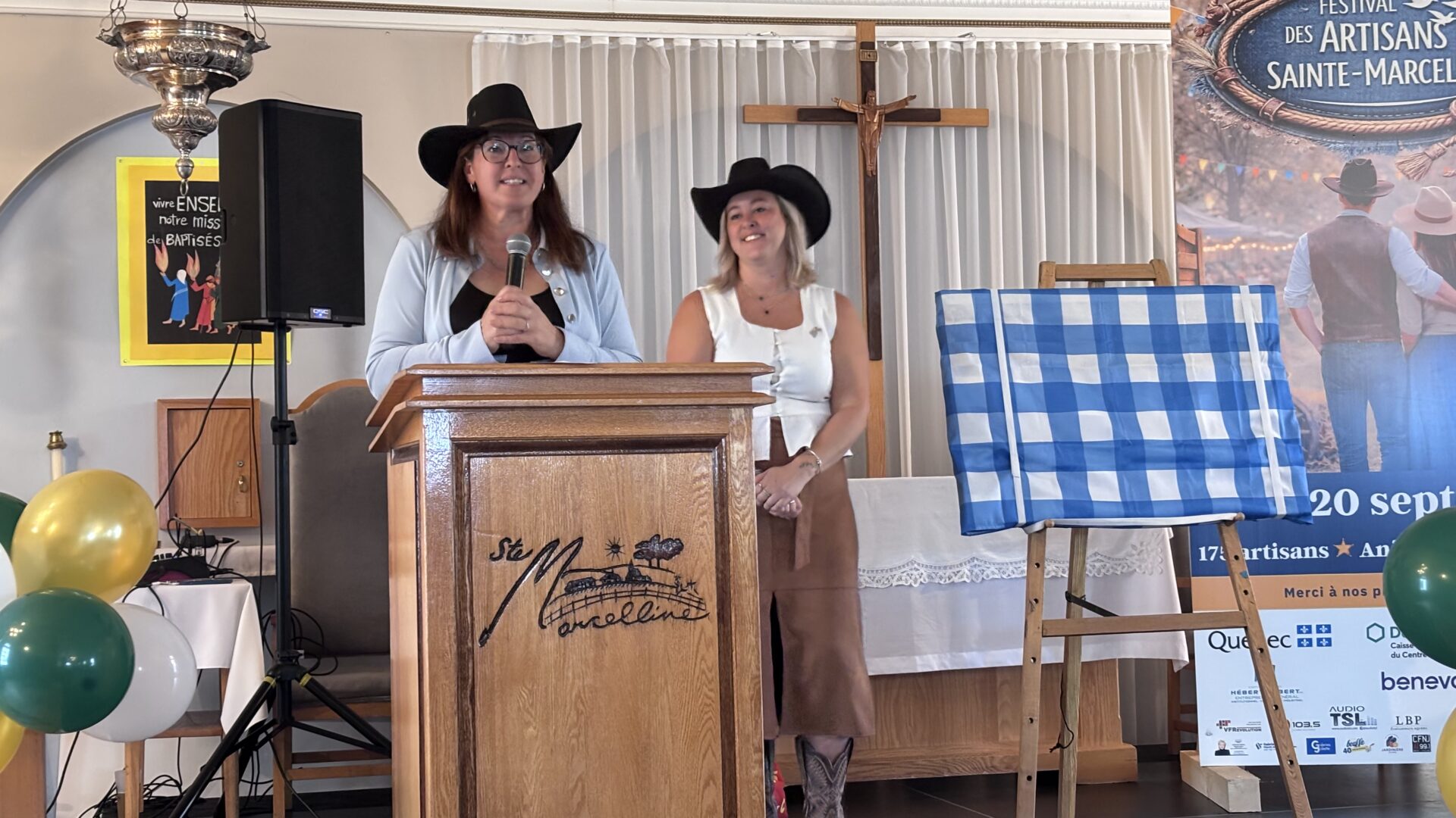 La préfète Isabelle Perreault et la mairesse Émilie Boisvert lors de la conférence de presse. (Photo Médialo – Élise Brouillette)