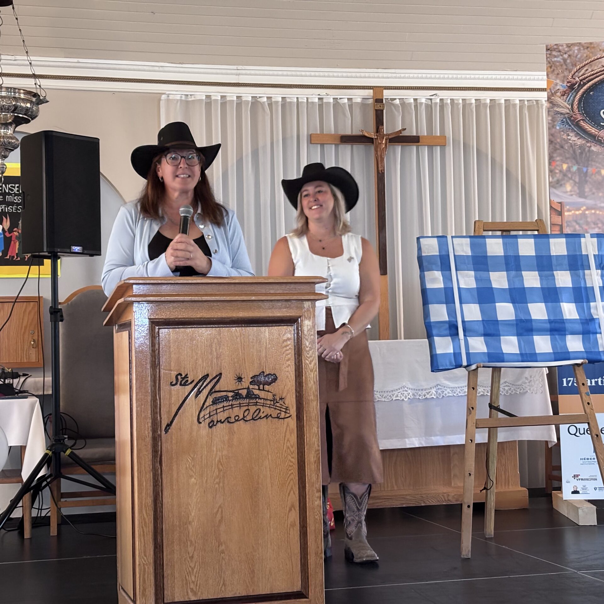 La préfète Isabelle Perreault et la mairesse Émilie Boisvert lors de la conférence de presse. (Photo Médialo – Élise Brouillette)