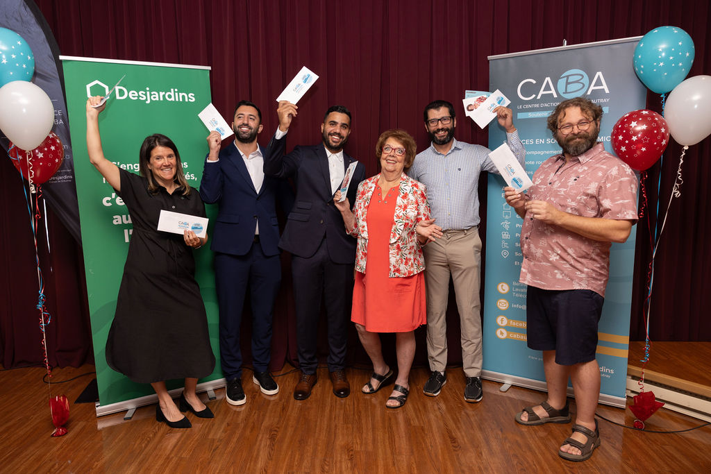 Sophie Lussier, directrice générale de la Caisse Desjardins de D’Autray; Adel Fawal et Christyan Bonilla Bautista, pharmaciens propriétaires du Jean Coutu de Lavaltrie; Carmen Sylvestre, présidente d’honneur de la Collecte de fonds 2026; Mohamed Berrima, vice-président du conseil d’administration du CABA et Christian Paquin Coutu. Photo gracieuseté – Stéphanie Brissette (2 filles 1 flash)