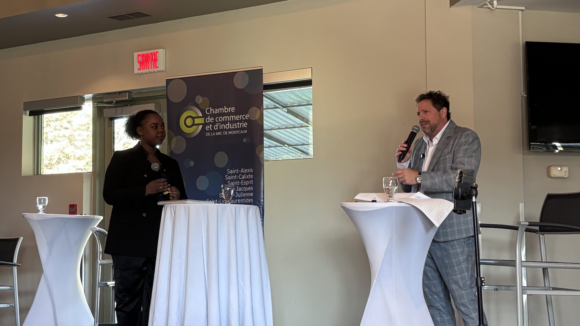 La candidate libérale Sashmir Sidney et le candidat péquiste Mathieu Lebrun. (Photo Médialo – Élise Brouillette) 